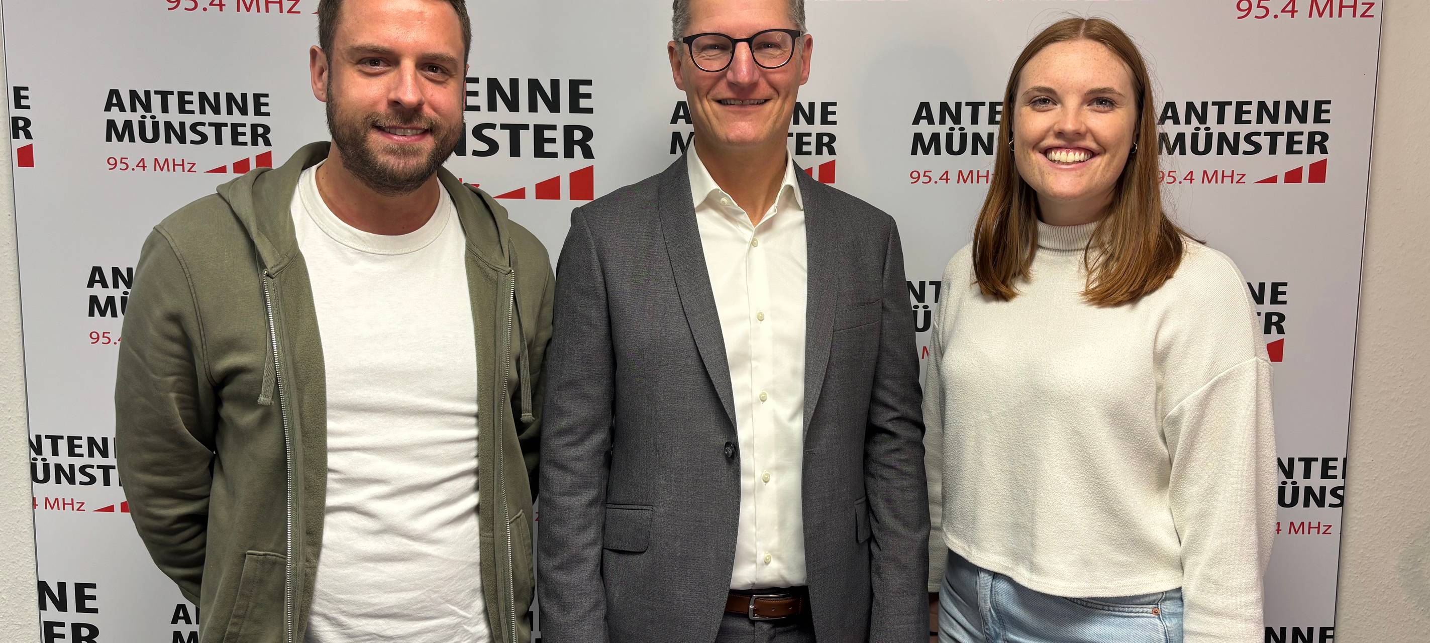 Münsters neuer OB Tilman Fuchs mit den ANTENNE MÜNSTER-Morgenmoderatoren Malena Stöhler und Tino Tiede