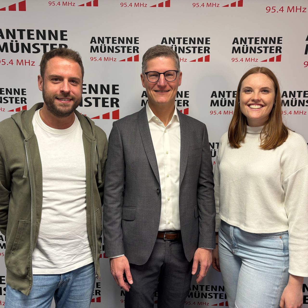Münsters neuer OB Tilman Fuchs mit den ANTENNE MÜNSTER-Morgenmoderatoren Malena Stöhler und Tino Tiede