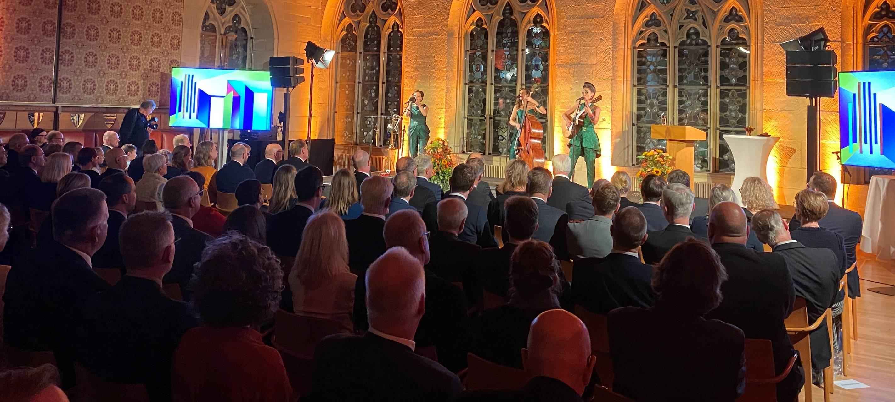 Die Zucchini Sistaz sorgen für das musikalische Programm bei der Abschiedsfeier von OB Lewe.