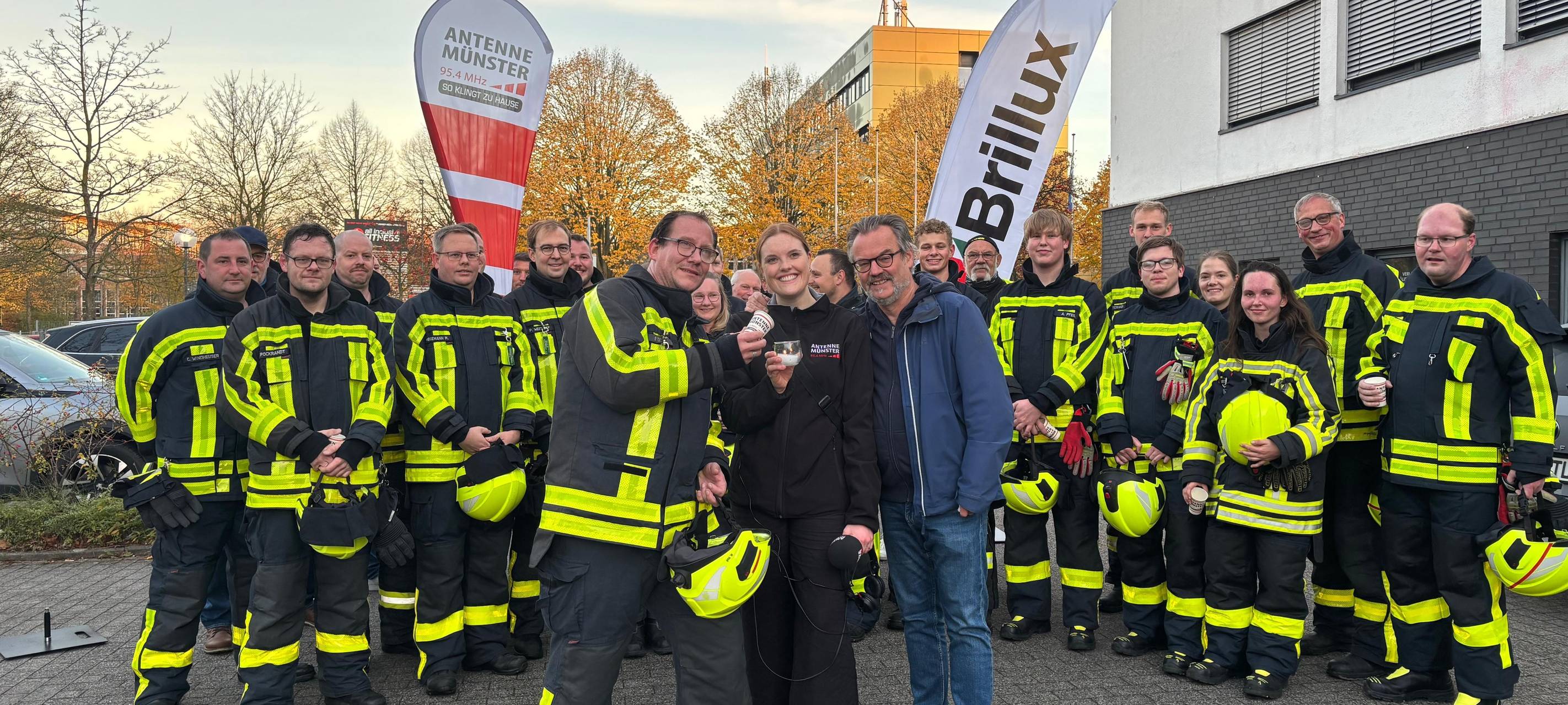 Challenge erfüllt: Feuerwehr löscht Feuer mit Schluck Wasser