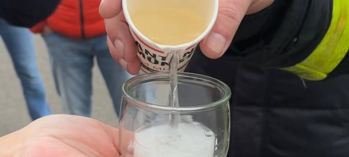 Challenge erfüllt: Feuerwehr löscht Feuer mit Schluck Wasser