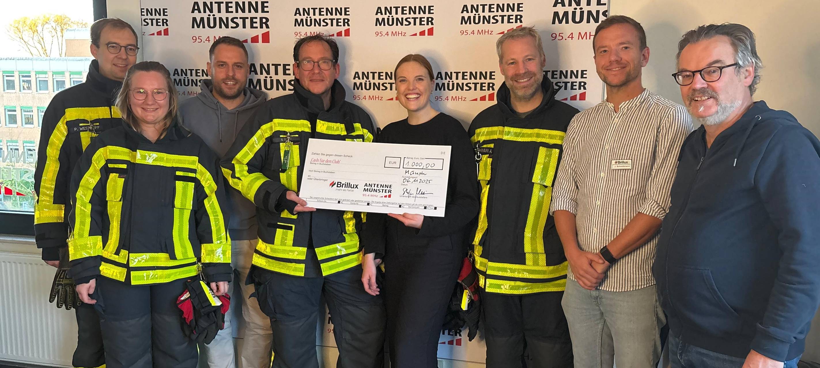 Challenge erfüllt: Feuerwehr löscht Feuer mit Schluck Wasser