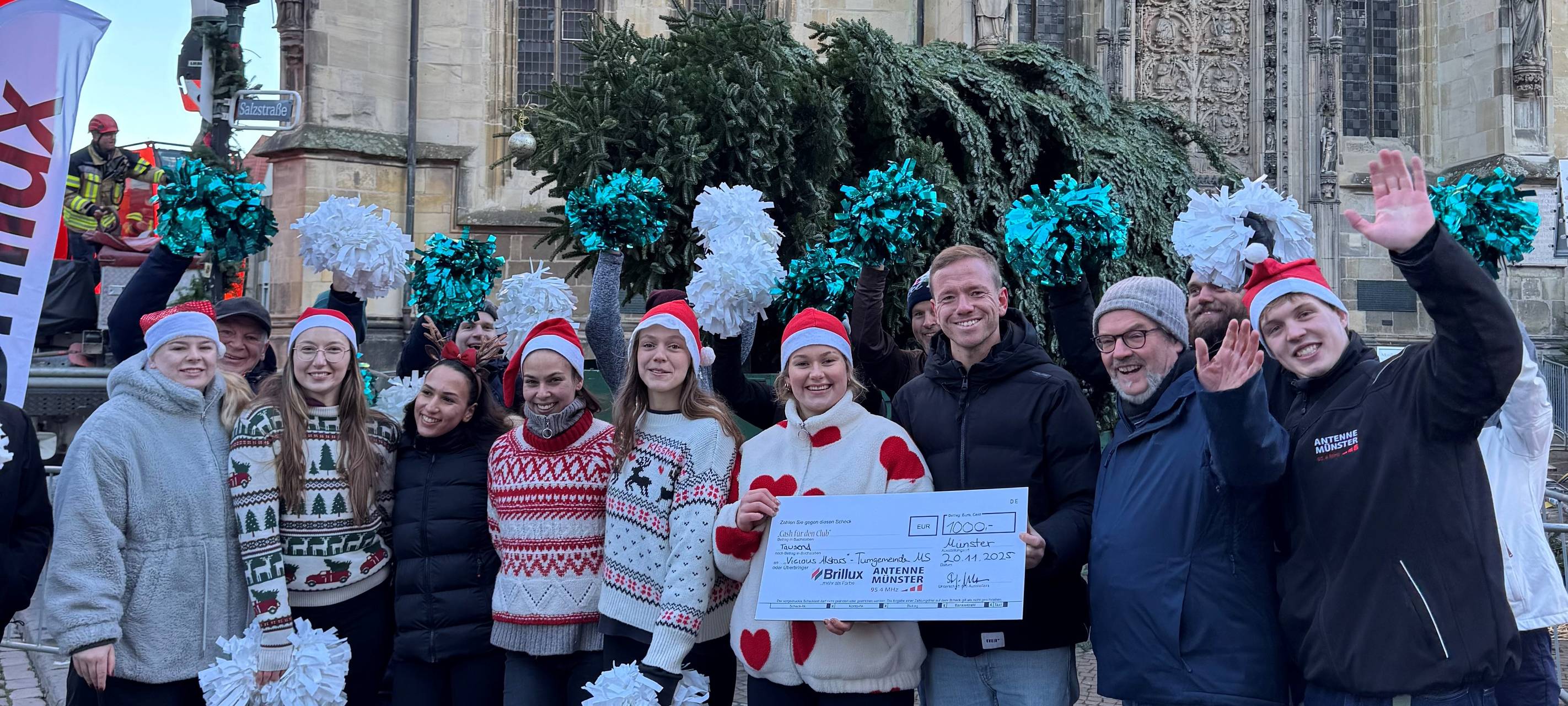 Challenge erfüllt: Cheerleader beim Aufbau der Tanne