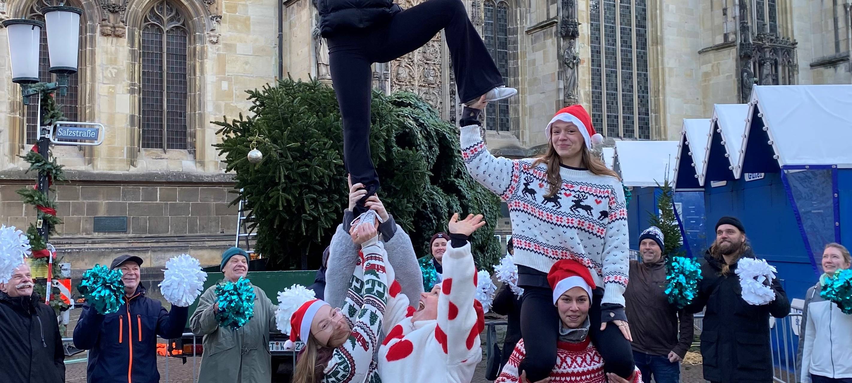 Challenge erfüllt: Cheerleader beim Aufbau der Tanne
