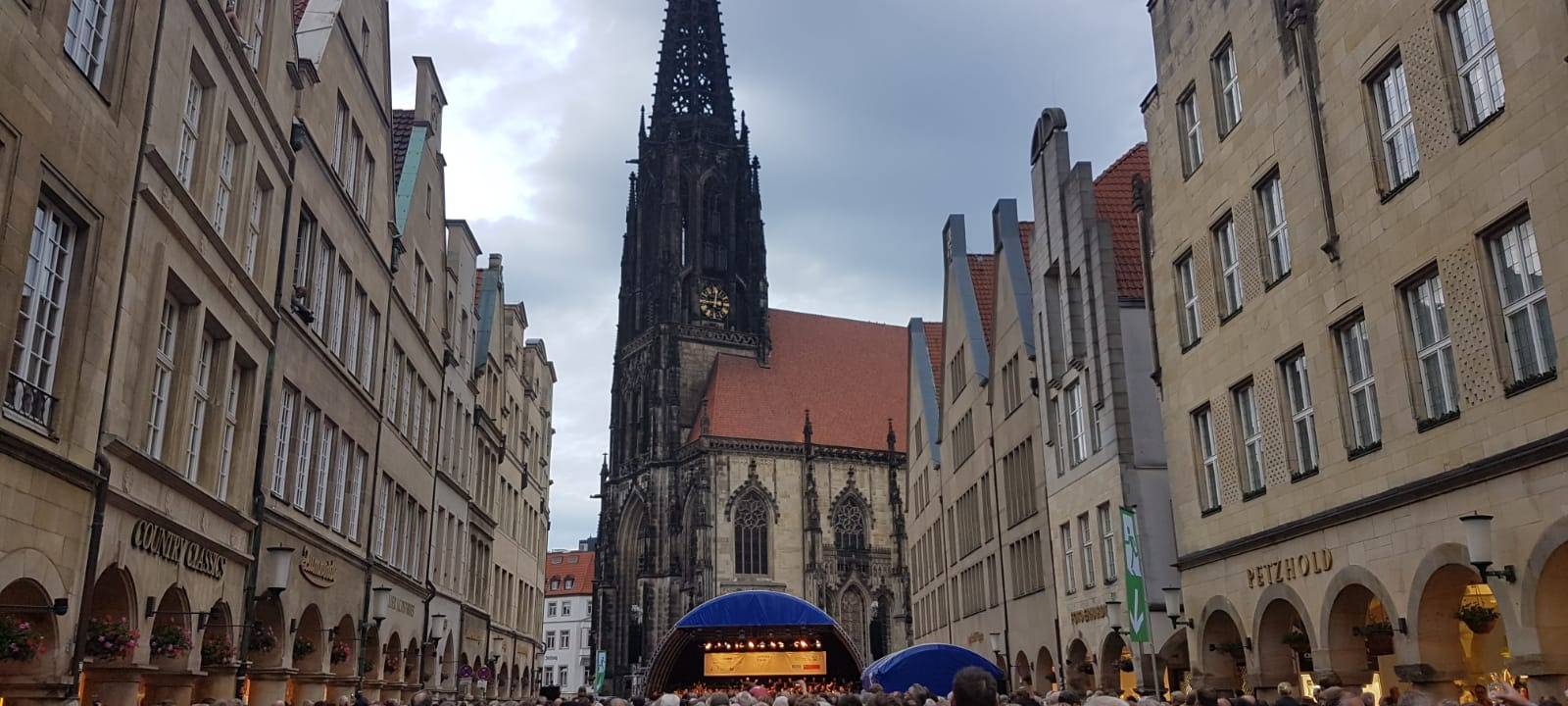 Münsteraner performen das CARMINA BURANA auf dem Prinzipalmarkt