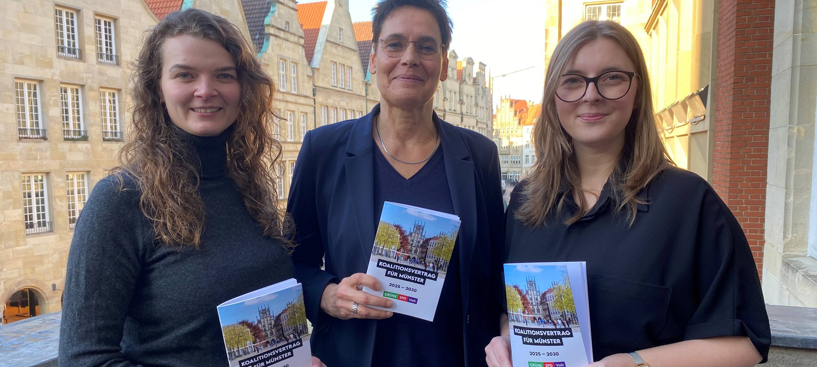 Die Fraktionsvorsitzenden (v.l.n.r.): Maren Berkenheide (Volt), Andrea Blome (Grüne) und Lia Kirsch (SPD).