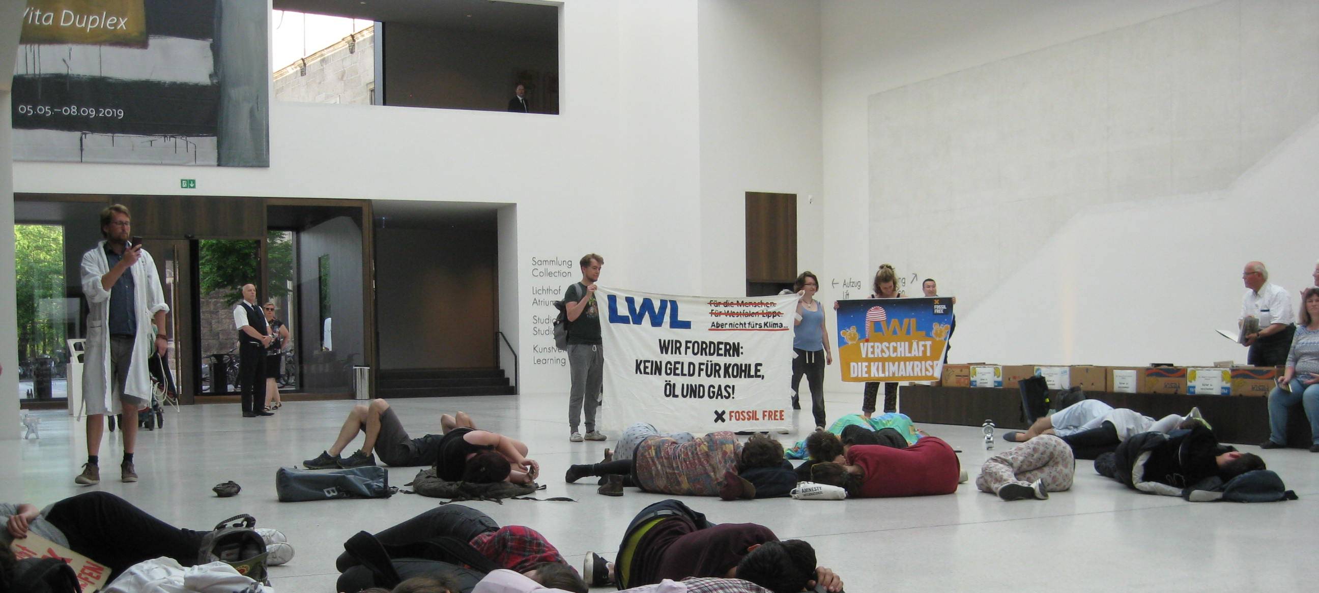 Mahnwache von Fossil Free im LWL-Museum