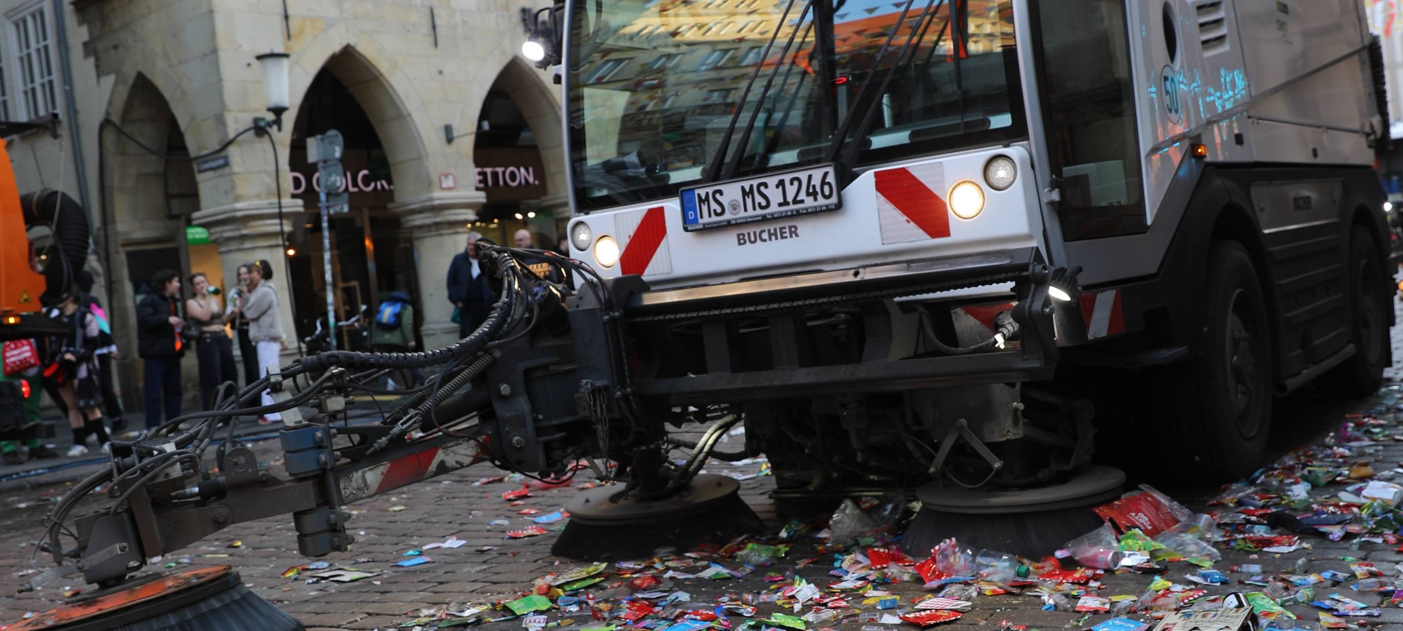 Die Abfallwirtschaftsbetriebe Münster haben beim Rosenmontagsumzug rund elf Tonnen Abfall eingesammelt.