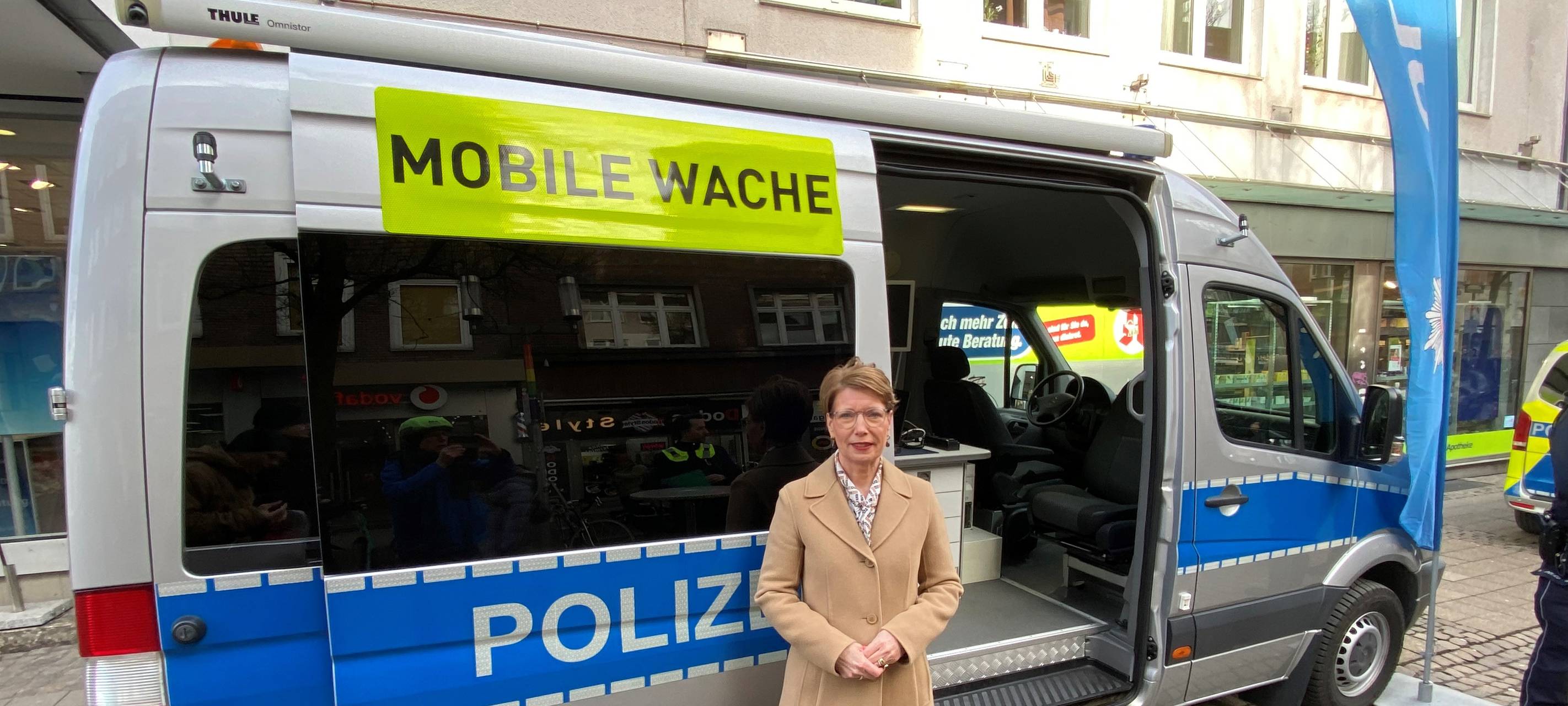 Münsters Polizeipräsidentin Alexandra Dorndorf vor der mobilen Polizeiwache an der Windthorststraße.