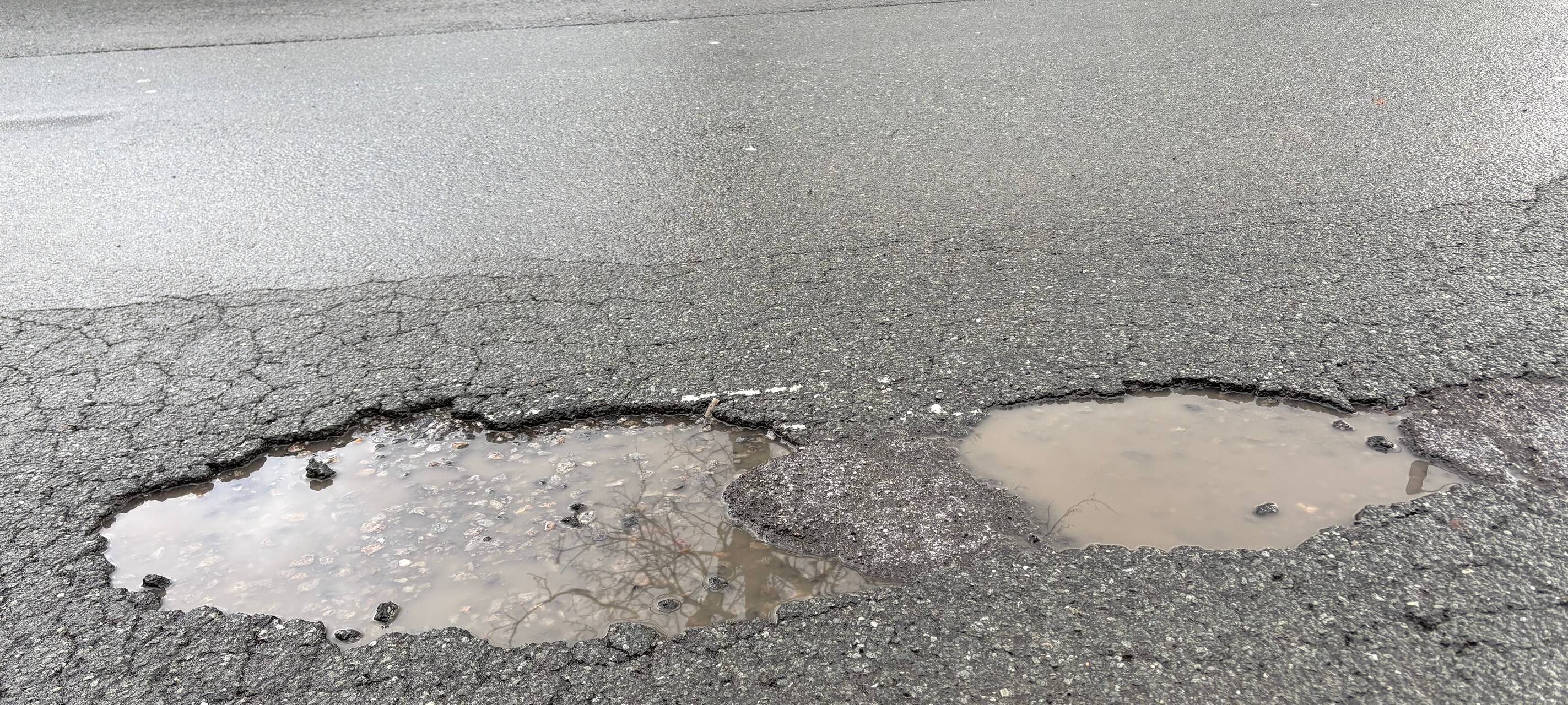 Pfützen im Schlagloch