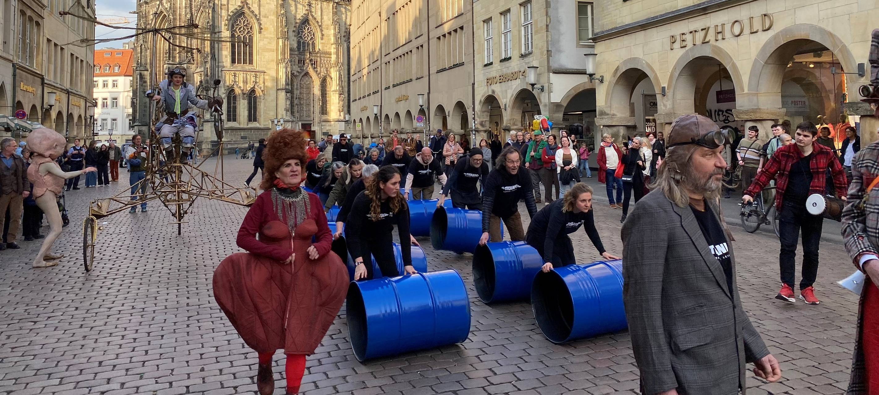 Eine Performance des Theater Titanick auf dem Prinzipalmarkt wegen im Raum stehender Kürzungen durch die Stadt Münster.