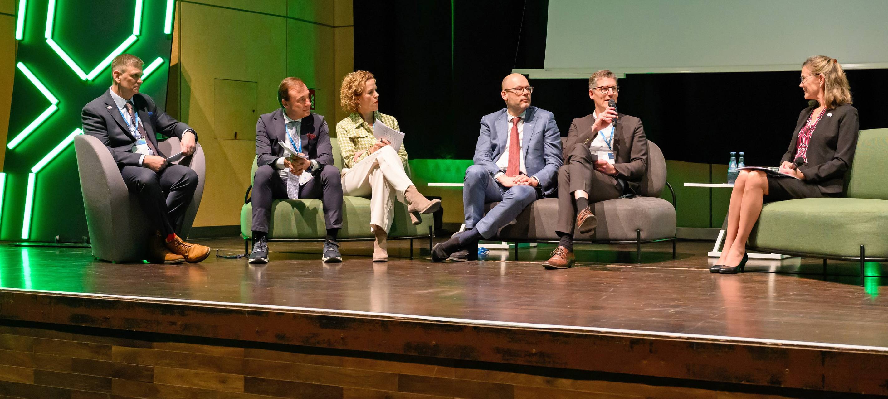 Oberbürgermeister Tilman Fuchs (2. v.r.) nahm auf der „TECH.LAND Xperience“-Konferenz an einer international besetzten Podiumsdiskussion zum Thema Stadtgesundheit teil – gemeinsam mit Tripp Welch (v.l.) (Vertreter der Leitung der Mayo Clinic, Rochester), Prof. Dr. Alex W. Friedrich (Ärztlicher Direktor und Vorstandsvorsitzender des Universitätsklinikums Münster), Prof. Miriam Vollenbroek-Hutten (Mitglied des Vorstands des Medisch Spectrum Twente), Roelof Bleker (Bürgermeister von Enschede) und Kim Norton (Bürgermeisterin von Rochester).
