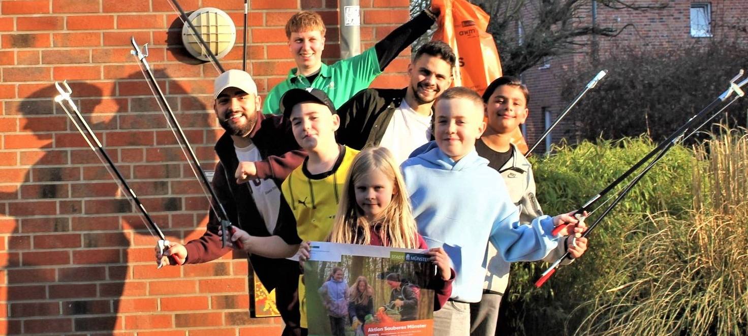 awm-Projektleiterin Maren Klose (hinten) freut sich mit einer Gruppe der AWO Kinder- und Jugendeinrichtung Albatros Albachten auf die Aktion Sauberes Münster.