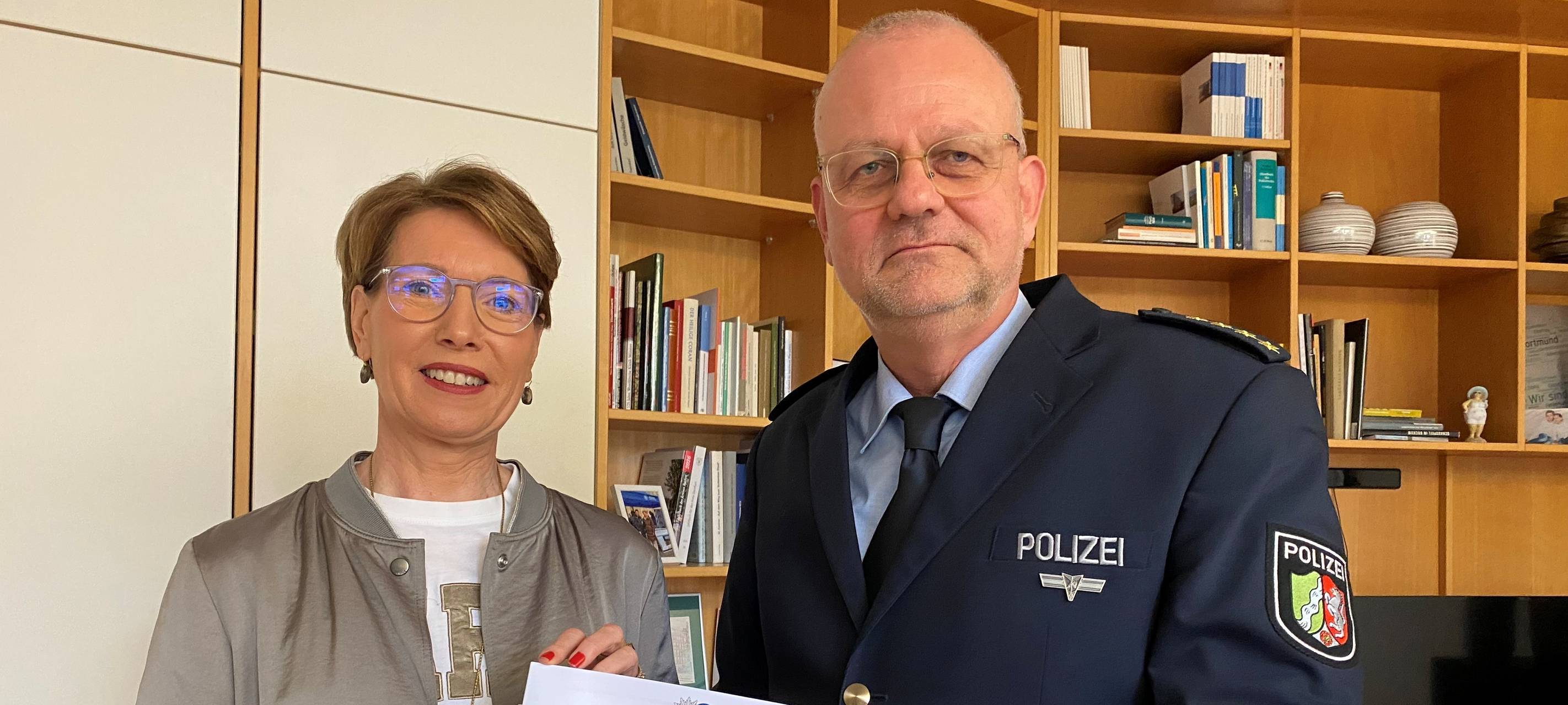 Polizeipräsidentin Alexandra Dorndorf und Volker Wittenbreder, der Leiter der Direktion Verkehr, präsentieren die Verkehrsunfallstatistik 2025.
