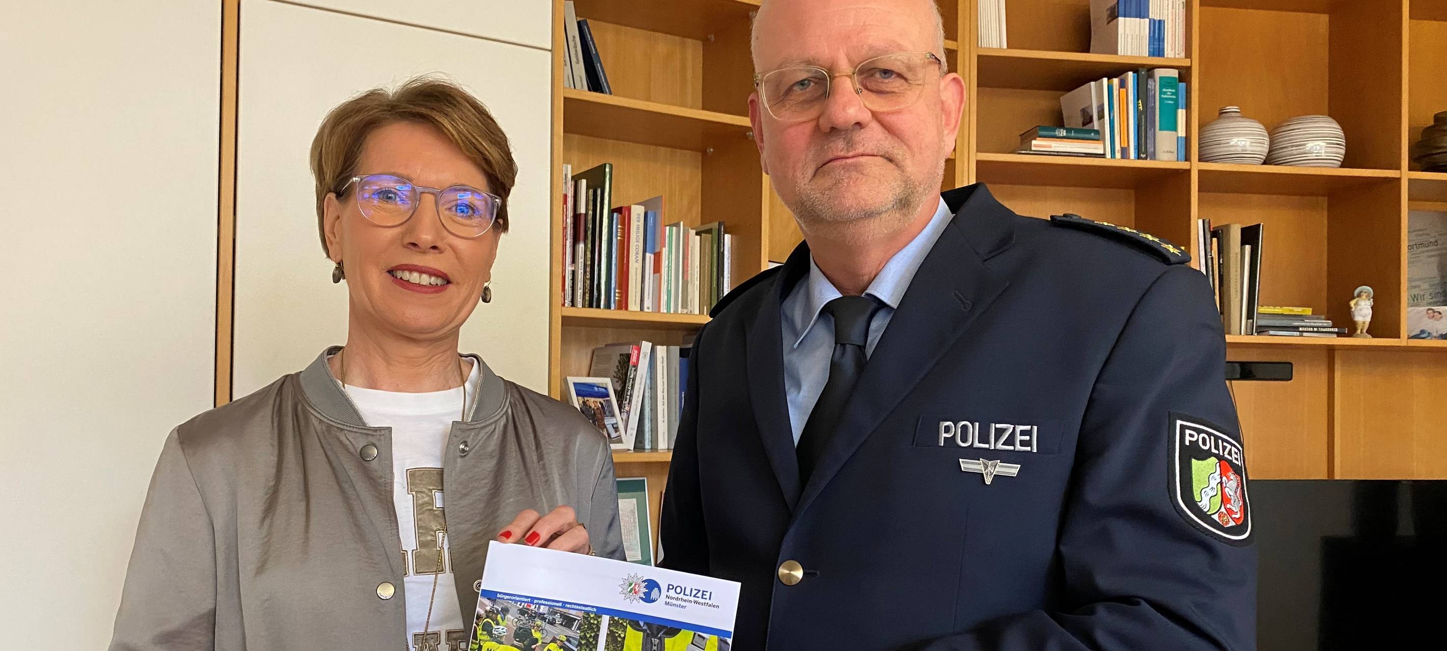 Polizeipräsidentin Alexandra Dorndorf und Volker Wittenbreder, der Leiter der Direktion Verkehr, präsentieren die Verkehrsunfallstatistik 2025.