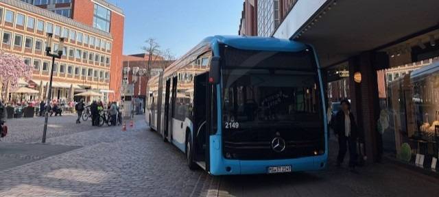 Ein Linienbus hat sich unter dem Dach des Galeria-Kaufhauses festgefahren.