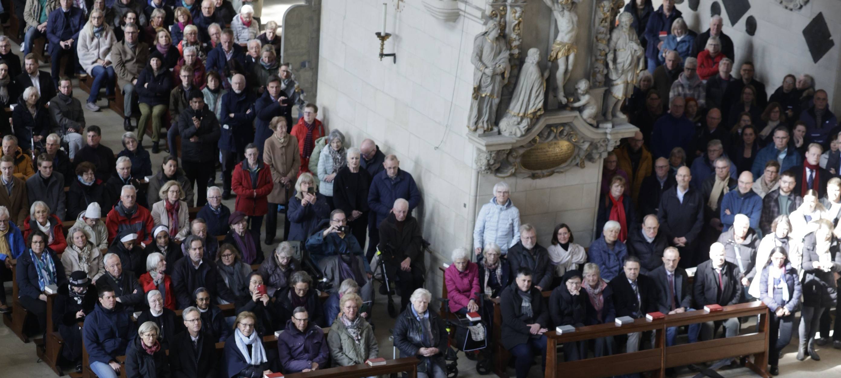 Dom: Viele Gläubige kamen im St.-Paulus-Dom zusammen, um den neu ernannten Bischof bei seiner ersten Vorstellung zu begrüßen.