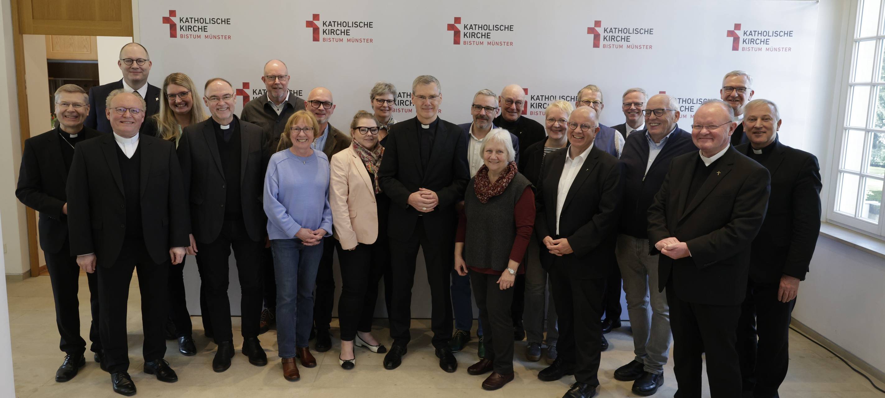 Gruppenfoto: Unmittelbar vor der Bekanntgabe seiner Ernennung zum Bischof von Münster traf Bischof Dr. Heiner Wilmer SCJ mit dem Münsteraner Domkapitel sowie mit den Laiinnen und Laien zusammen, die an der Bestellung des Bischofs von Münster beteiligt waren.