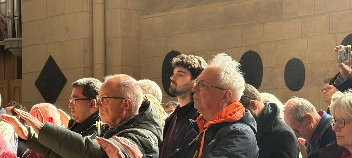 Der Dom ist bis auf den letzten Platz besetzt. Die Gläubigen segnen ihren neuen Bischof.