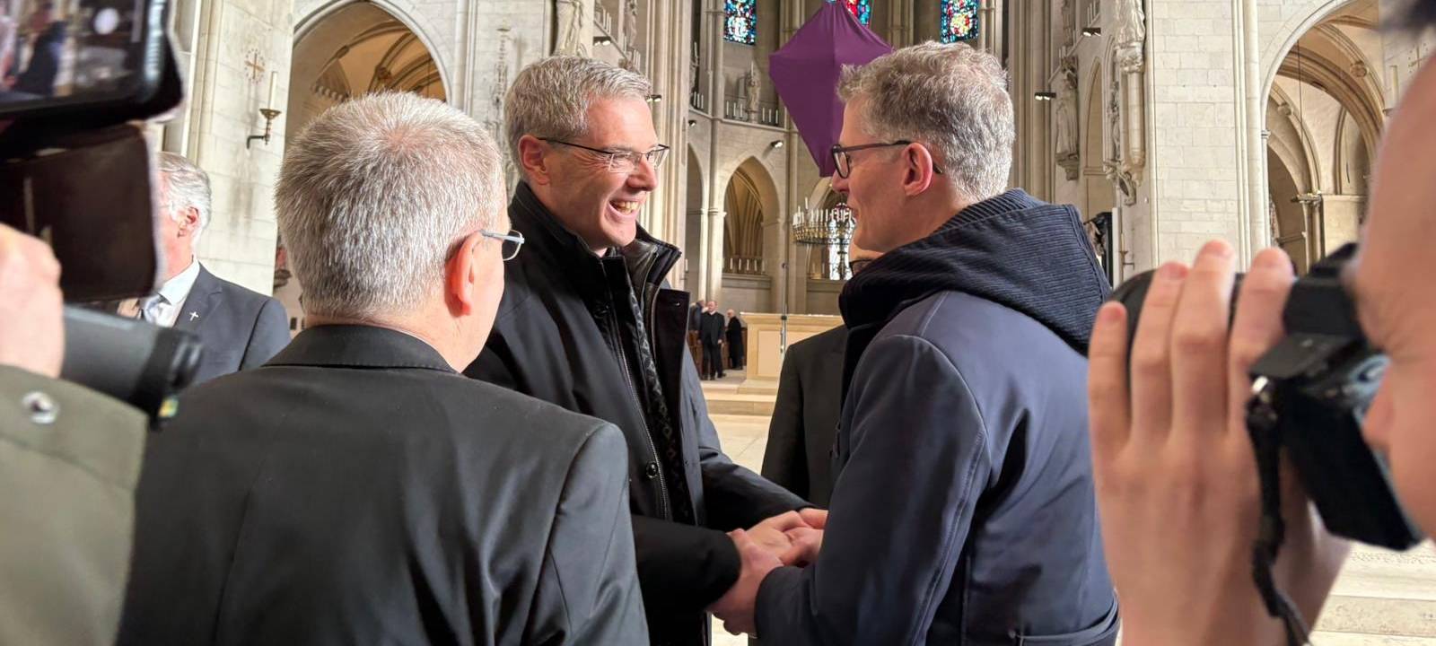 Münsters Oberbürgermeister Tilman Fuchs (rechts) heißt den neuen Bischof (links) herzlich willkommen.