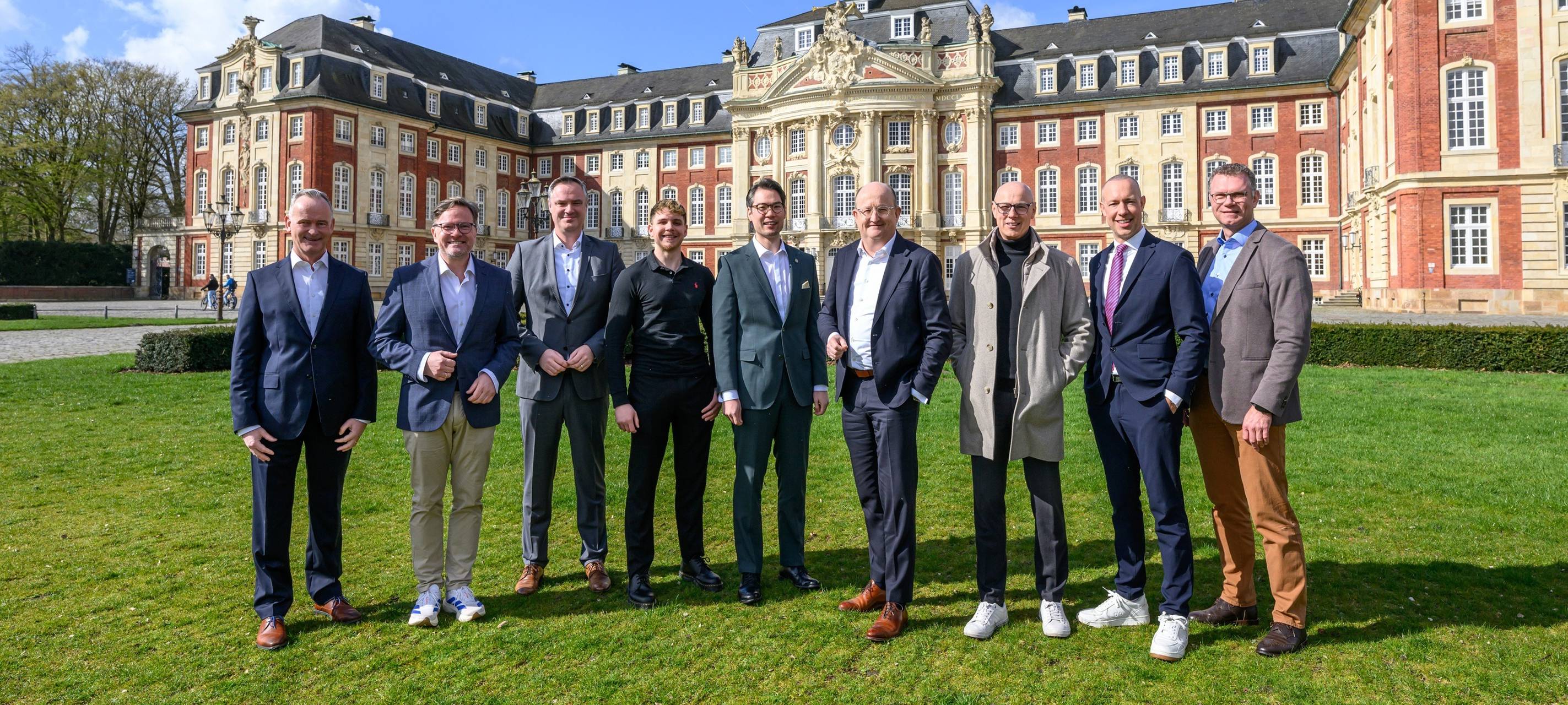 (v. l.): Prof. Dr. André Coners (ERCIS, Fachhochschule Südwestfalen), Prof. Dr. Jan vom Brocke (Direktor Institut für Wirtschaftsinformatik und Direktor ERCIS, Universität Münster), Dr. Michael Räckers (Geschäftsführer Institut für Wirtschaftsinformatik, Universität Münster), Max Aberman (Projektleiter „Future of Utilities Lab“, ENERVIE), Seung-Min Shin (Kaufmännischer Leiter, ENERVIE), Erik Höhne (Vorstandssprecher ENERVIE), Frank Gäfgen (Geschäftsführer Stadtwerke Münster), Sebastian Jurczyk (Vorsitzender der Geschäftsführung Stadtwerke Münster) und Peter Knoll (Projektleiter „Future of Utilities Lab“, Stadtwerke Münster).