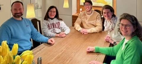 Gastgeber:innen aus Münster und international Studierende kommen zum gemeinsamen Abendessen zusammen und lernen sich und unterschiedliche Kulturen kennen. Auf dem Foto sind teils Leute aus dem Orga-Team und teils international Studierende.