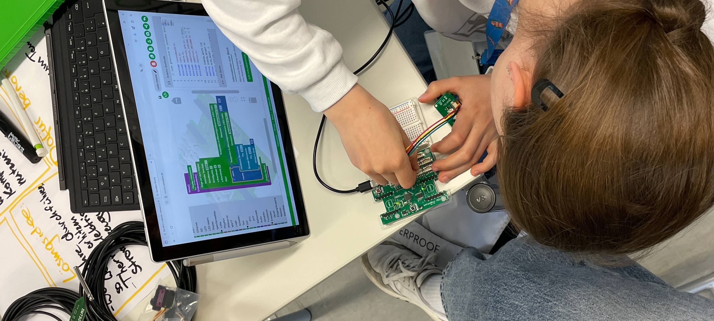 Zusammen mit Mentorinnen und Mentoren entwickeln Jugendliche beim Hackathon in den Osterferien kreative digitale Lösungen für ihre Stadt.