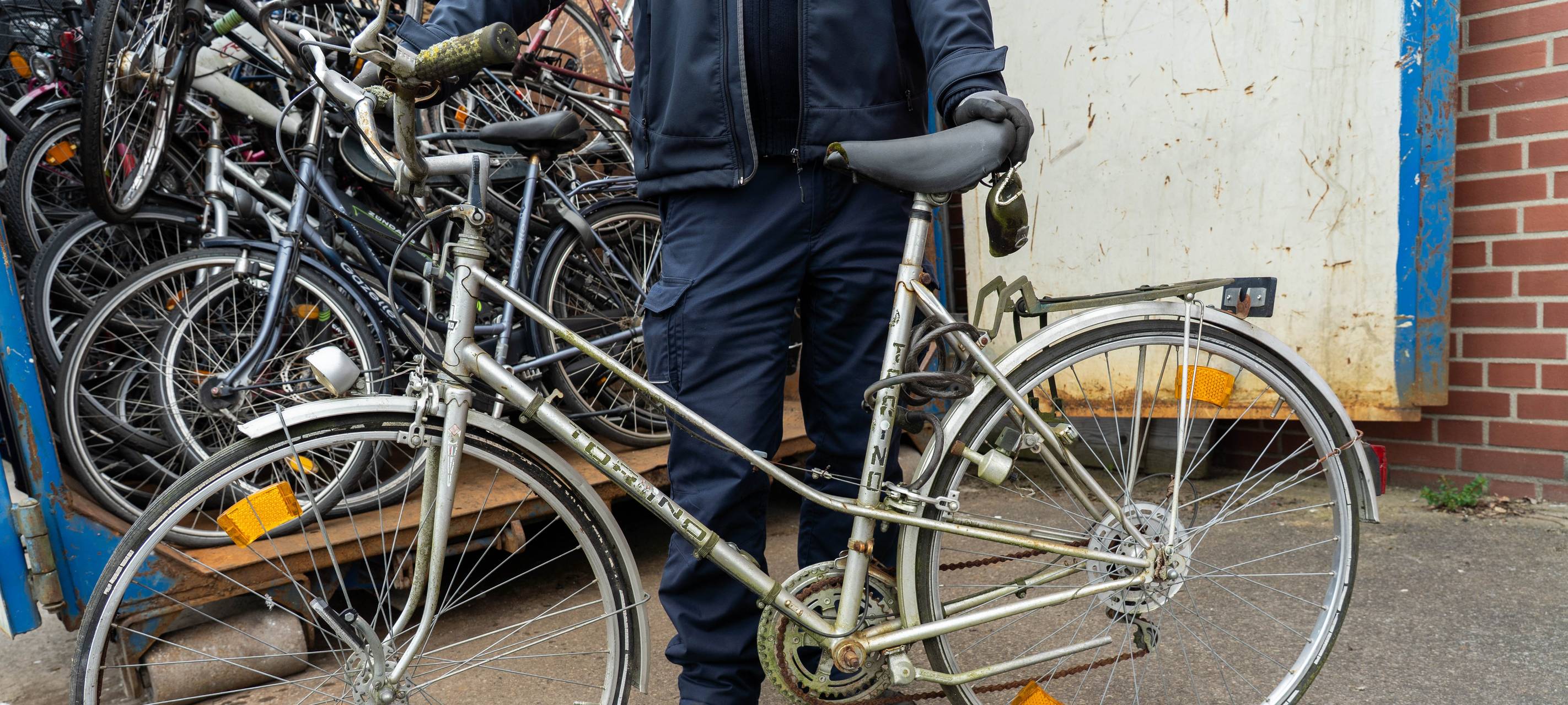 Fehlende Pedale, Grünspan, Rost und Moos am Lenker – offensichtlich aufgegebene Fahrräder wie dieses werden vom Fahrradkontrolldienst markiert und anschließend von der Sperrgutabfuhr eingesammelt.