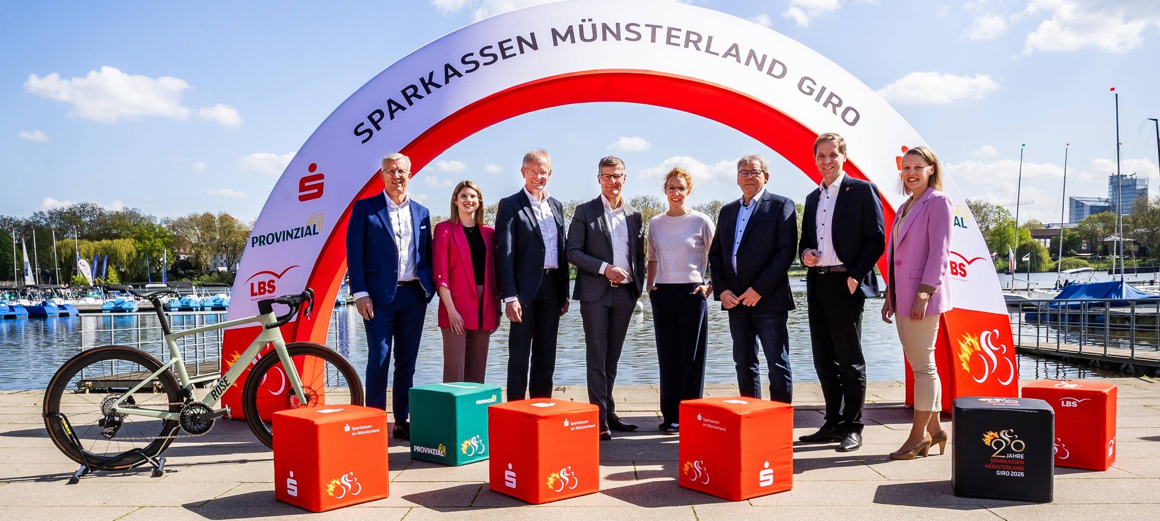 Der Sparkassen Münsterland Giro ist bis 2030 gesichert (v.l.n.r.): Norbert Hypki (Vorstand Sparkasse Westmünsterland), Jana Mathmann (Sportamt Stadt Münster), Dr. Ansgar Hörster (Kreisdirektor Kreis Borken), Oberbürgermeister Tilman Fuchs, Dr. Annegret Saxe (Vorstand Sparkasse Münsterland Ost), Rainer Bergmann (Sportamt Stadt Münster), Dr. Christian Schulze Pellengahr (Landrat Kreis Coesfeld) und Kerstin Dewaldt (Leiterin Sportamt Stadt Münster).