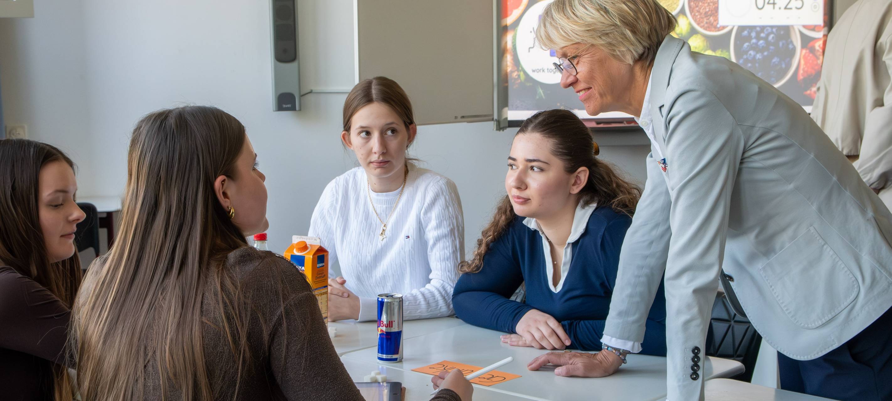 Schulministerin Dorothee Feller kam mit den Schülerinnen des Beruflichen Gymnasiums Ernährung ins Gespräch.