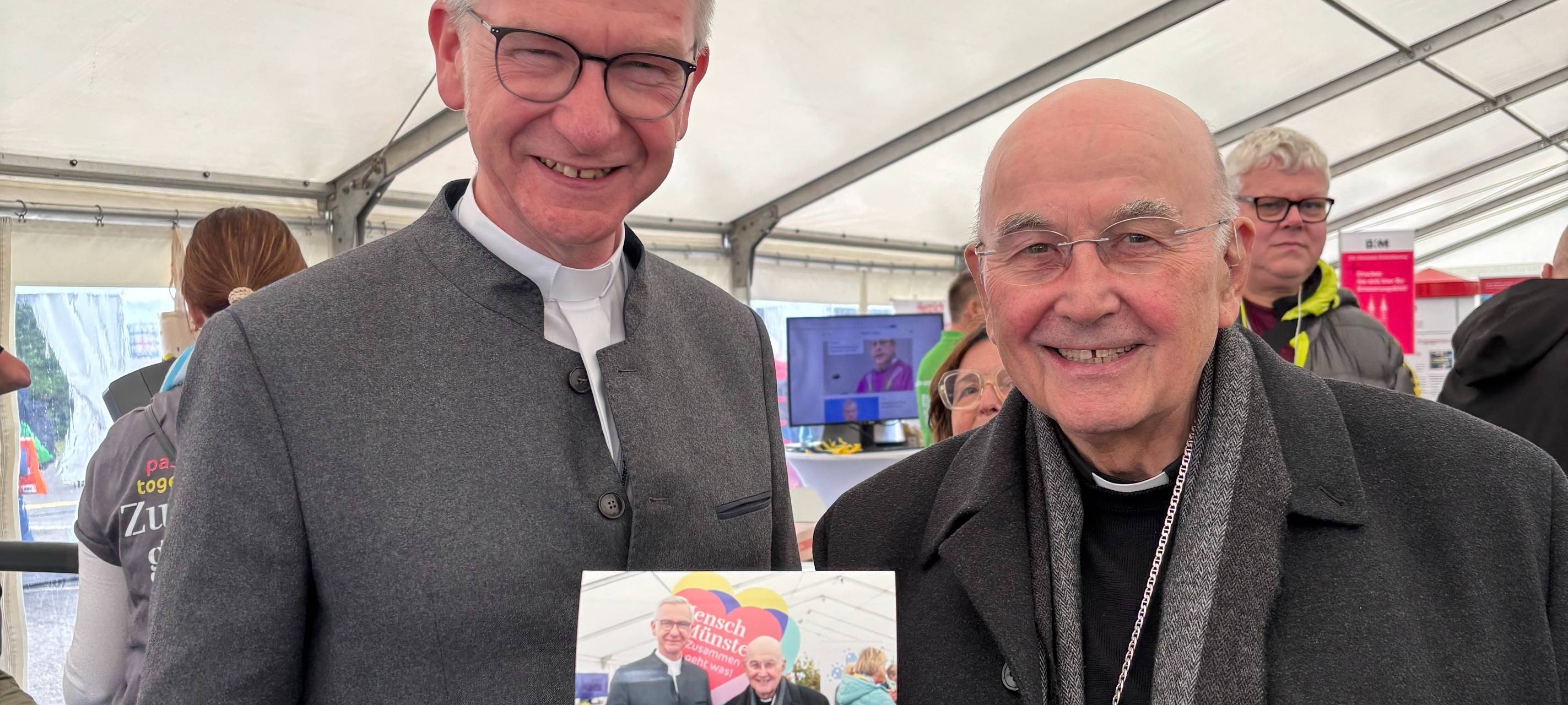 Eine gemeinsame Erinnerung an den Katholikentag erstellten sich Antonius Hamers (links) und Felix Genn mit der Fotobox am Stand des Bistums Münster.