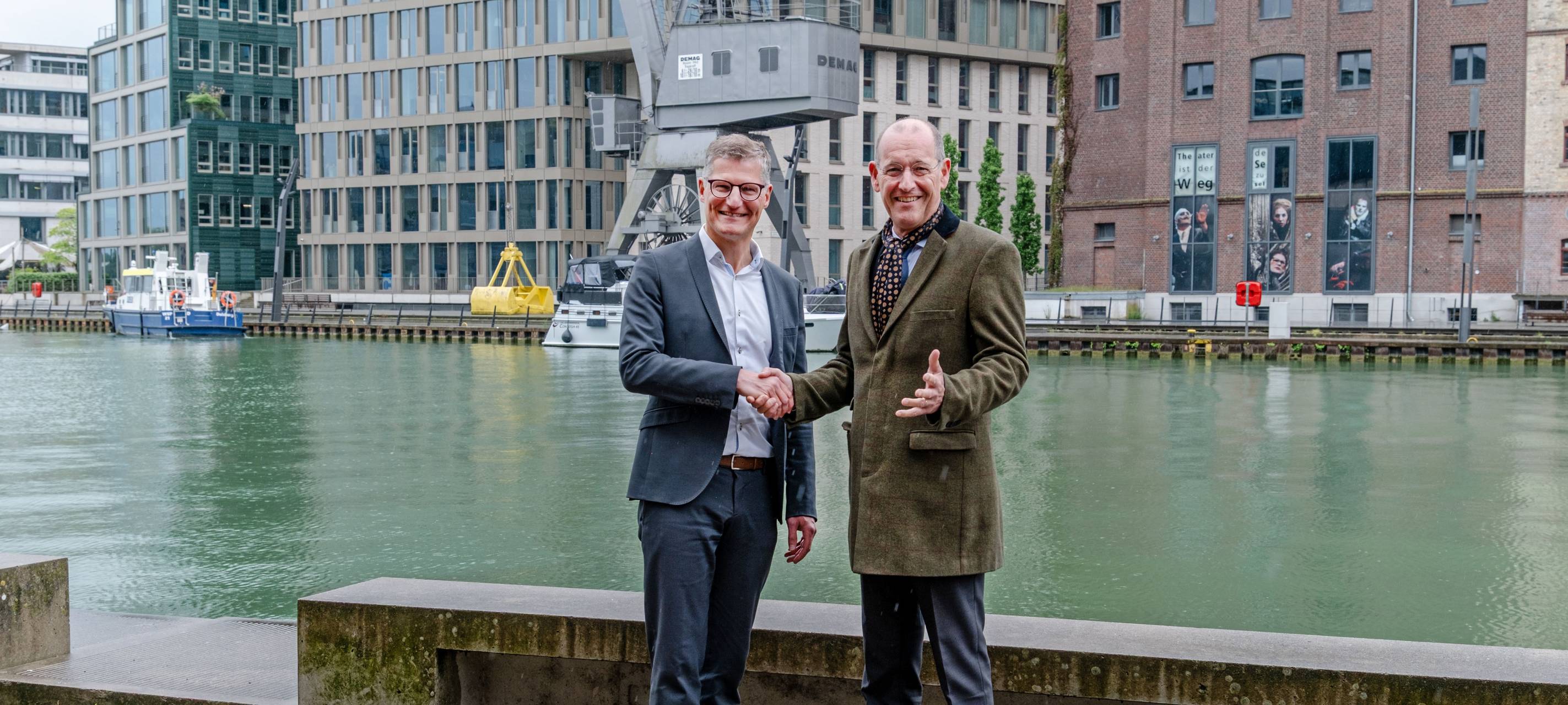 Münsters Oberbürgermeister Tilman Fuchs (l.) übergab am Montag, 18. Mai, den Vorsitz des Städtenetzwerks MONT an Hengelos Bürgermeister Sander Schelberg.