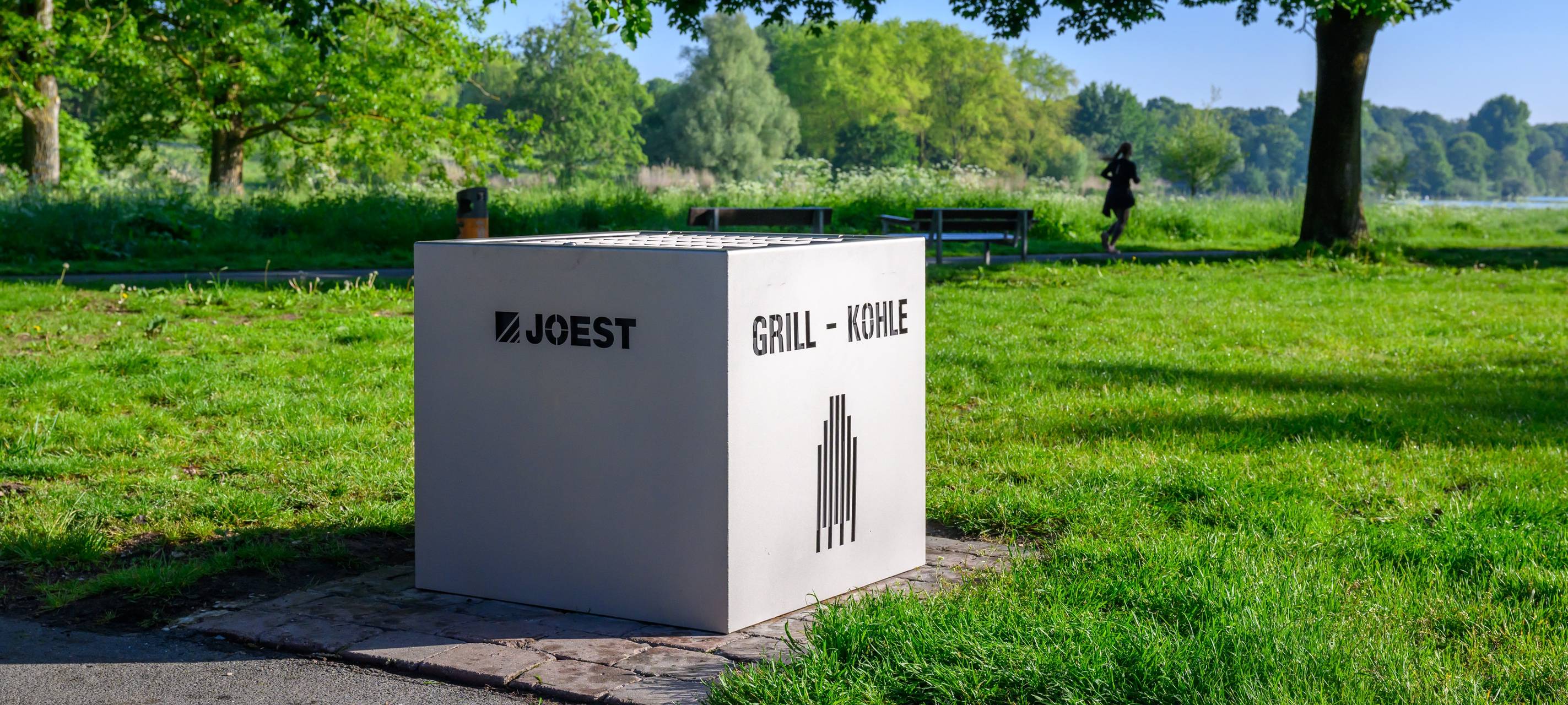 Am Aasee wurde eine beschädigte Grillaschetonne durch ein neues Modell aus Edelstahl ersetzt.