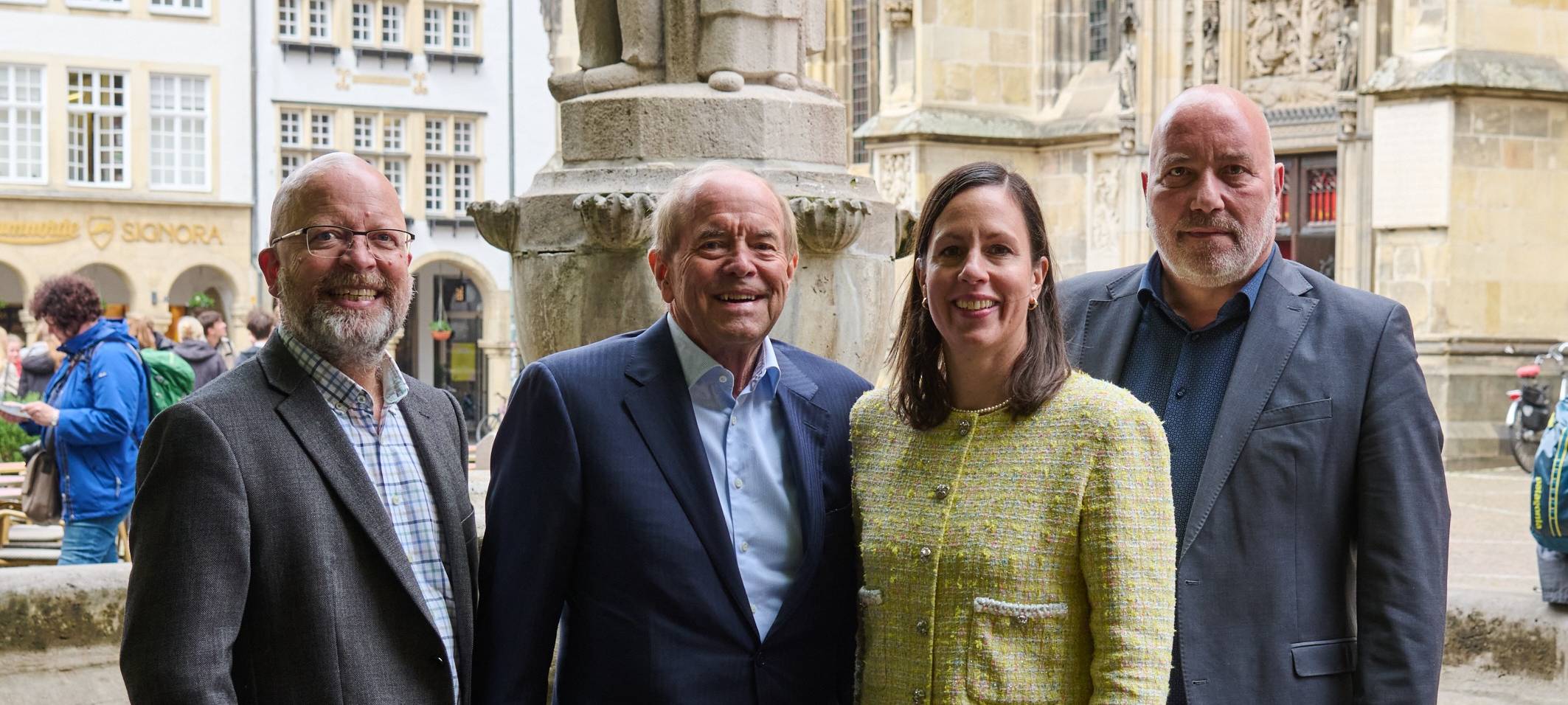 Stadtrat Arno Minas (r.) und Peter Driesch (l.), Leiter des Amtes für Grünflächen, Umwelt und Nachhaltigkeit unterzeichnen die Zuwendungsvereinbarung mit Dr. Karl Niehues und Frau Luise Weber-Steinhaus aus dem Vorstand der Rainer Scholze-Stiftung.