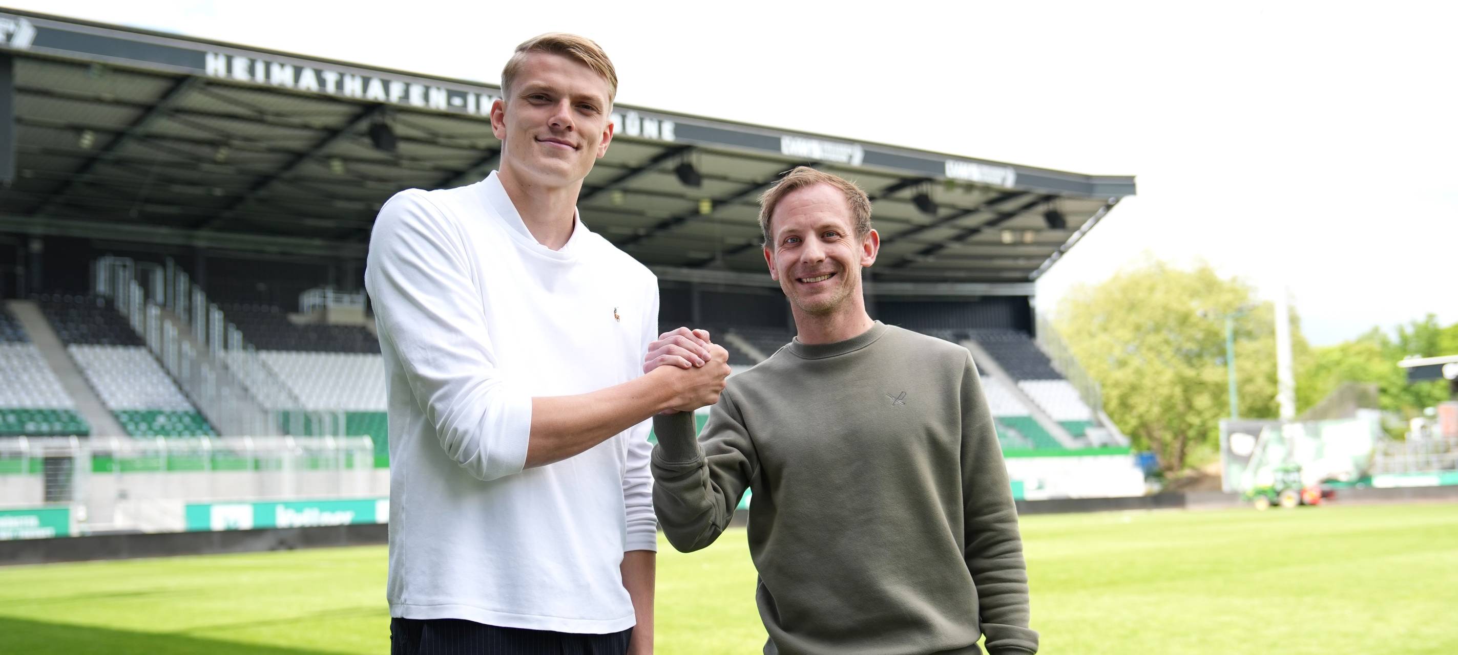 Sportdirektor Jan Uphues (r.) begrüßt Neuzugang Mika Stuhlmacher (r.).