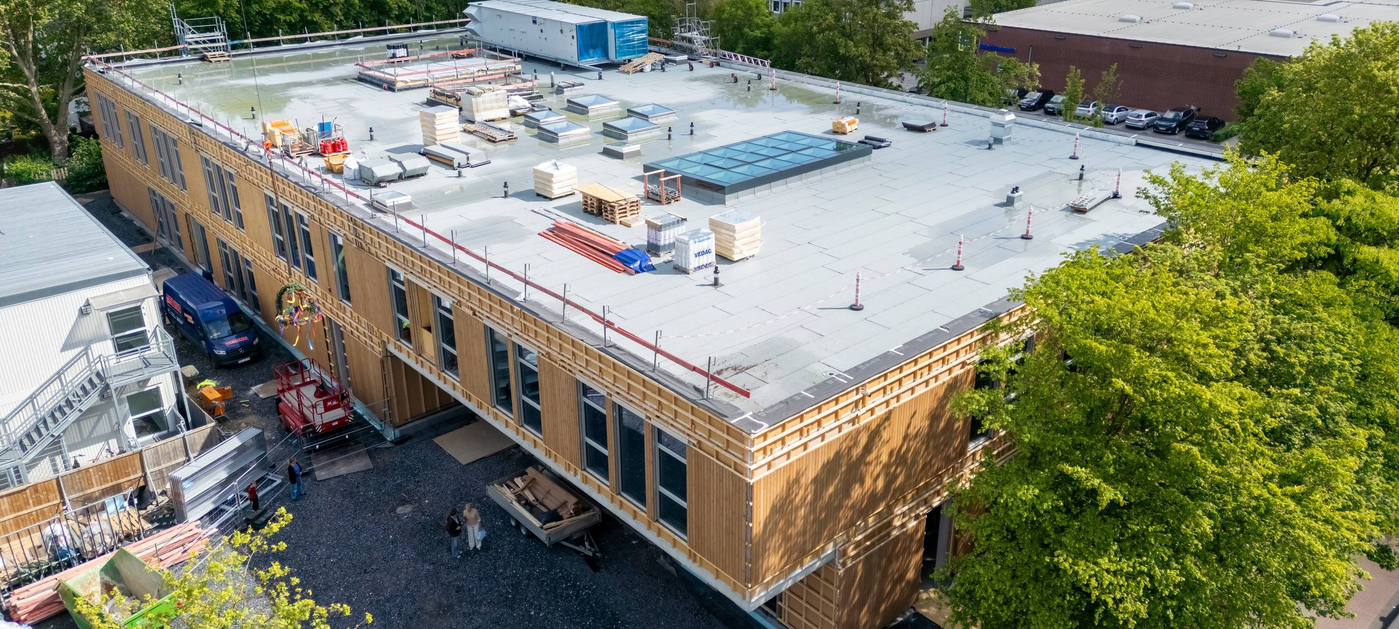 Der Neubau der Melanchthonschule nimmt weiter Formen an. Neben dem neuen Schulgebäude entstehen auf dem Schulcampus an der Königsberger Straße auch eine Sporthalle sowie neu gestaltete Außenanlagen.