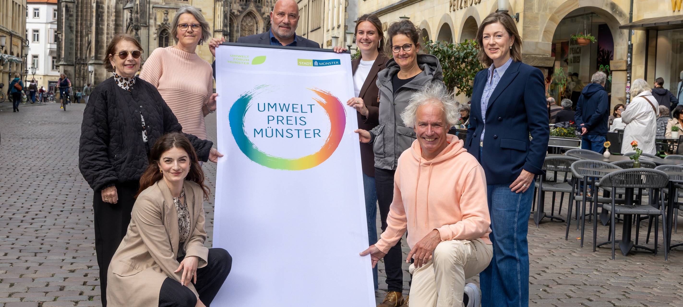 In der Umweltpreis-Jury arbeiten Vertreterinnen und Vertreter der münsterschen Umweltgruppen, der Ratsfraktionen und der Stadtverwaltung zusammen: Karin Gindler-Hilge (hinten v.l.), Silvia Königshoff-Bruns, Stadtrat und Jury-Vorsitz Arno Minas, Pauline Sofie Billstein, Anke Feige und Claudia Grönefeld sowie Tabea Borrmann (vorne l.) und Wolfram Goldbeck (vorne r.).
