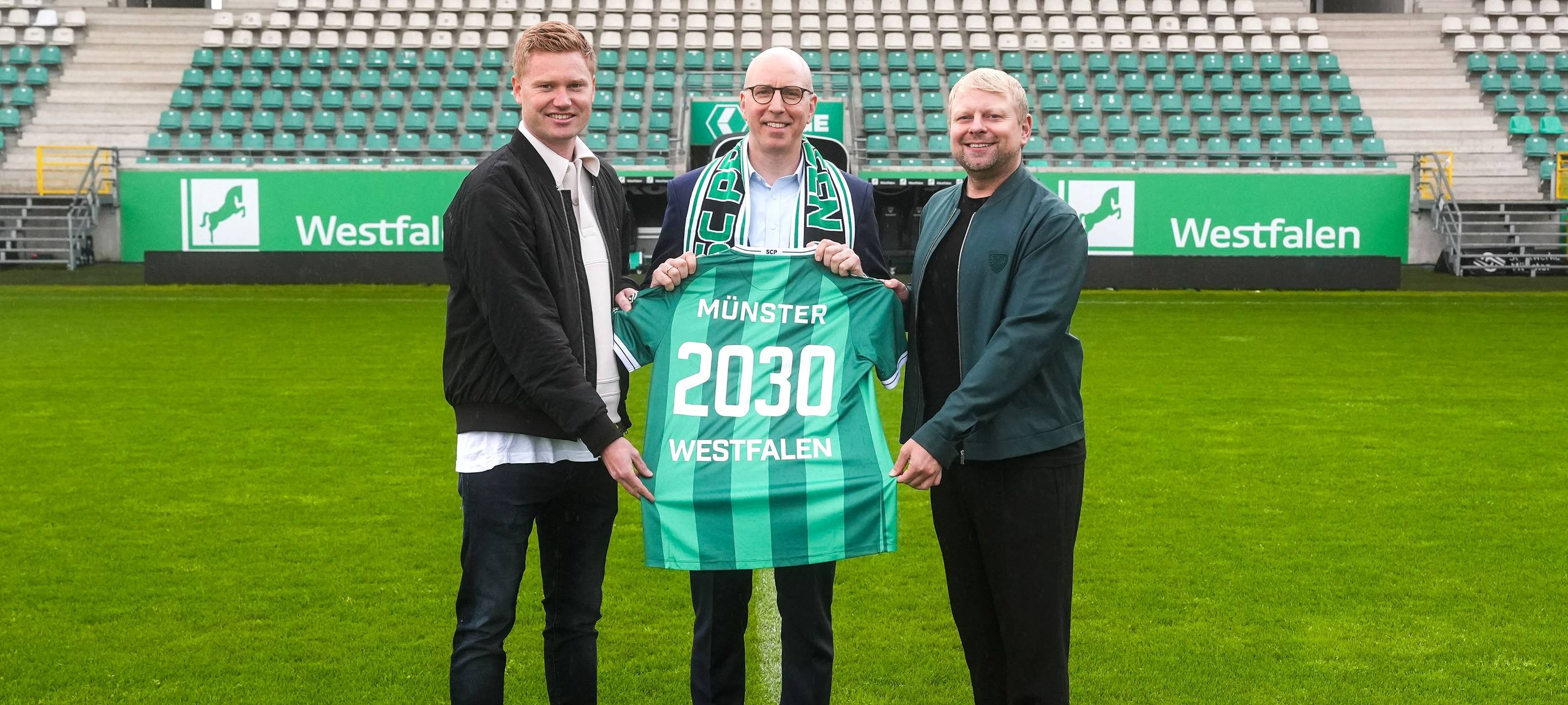 Jesko von Stechow (Mitte), Finanzvorstand der Westfalen AG, freut sich zusammen mit SCP-Geschäftsführer Philipp Deipenbrock (rechts) und Felix Lütke Wöstmann ( SPORTFIVE) über die Fortsetzung der Exklusivpartnerschaft bis 2030.