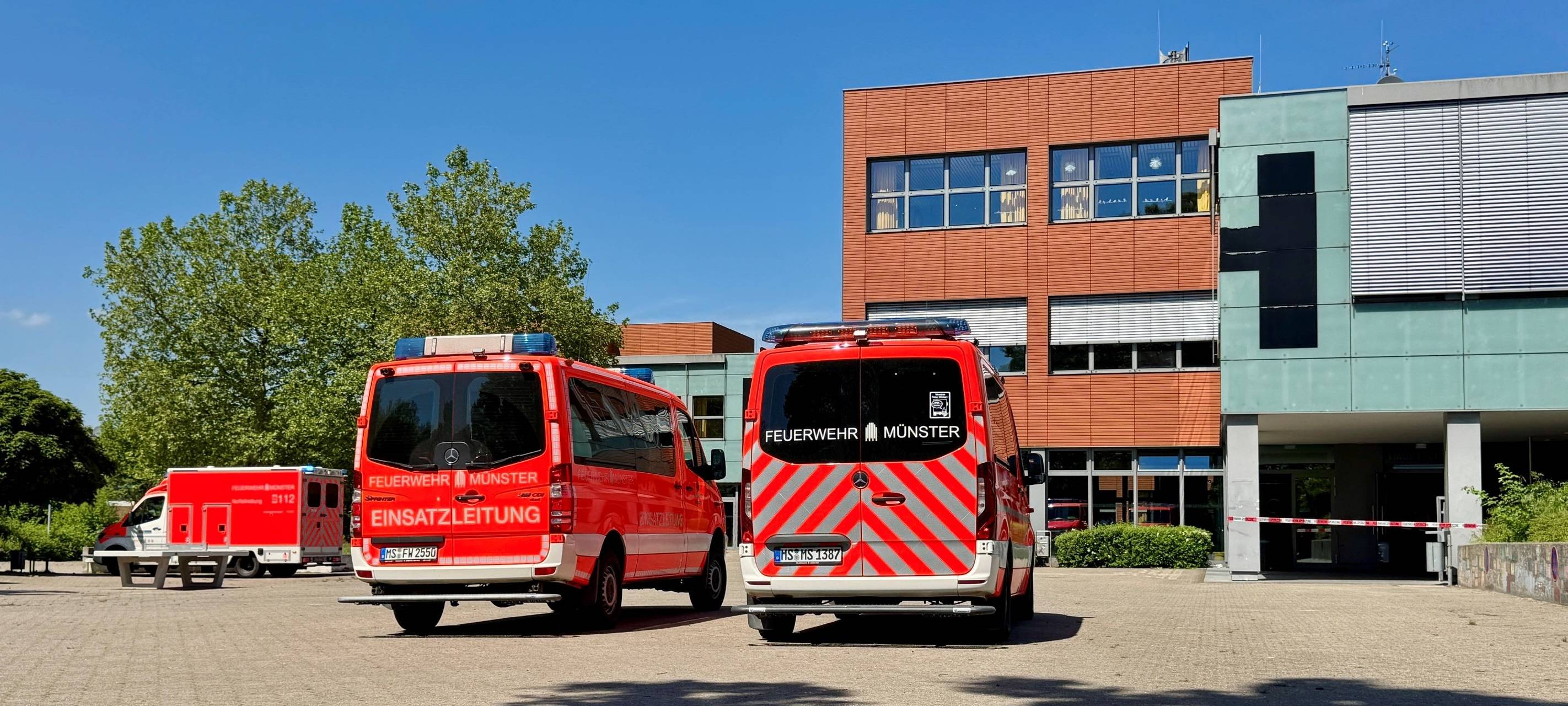 Am Freitagmittag, 22. Mai, kam es an der Realschule Wolbeck zu einem mutmaßlichen Reizgasaustritt. Die Feuerwehr war mit 55 Einsatzkräften vor Ort.