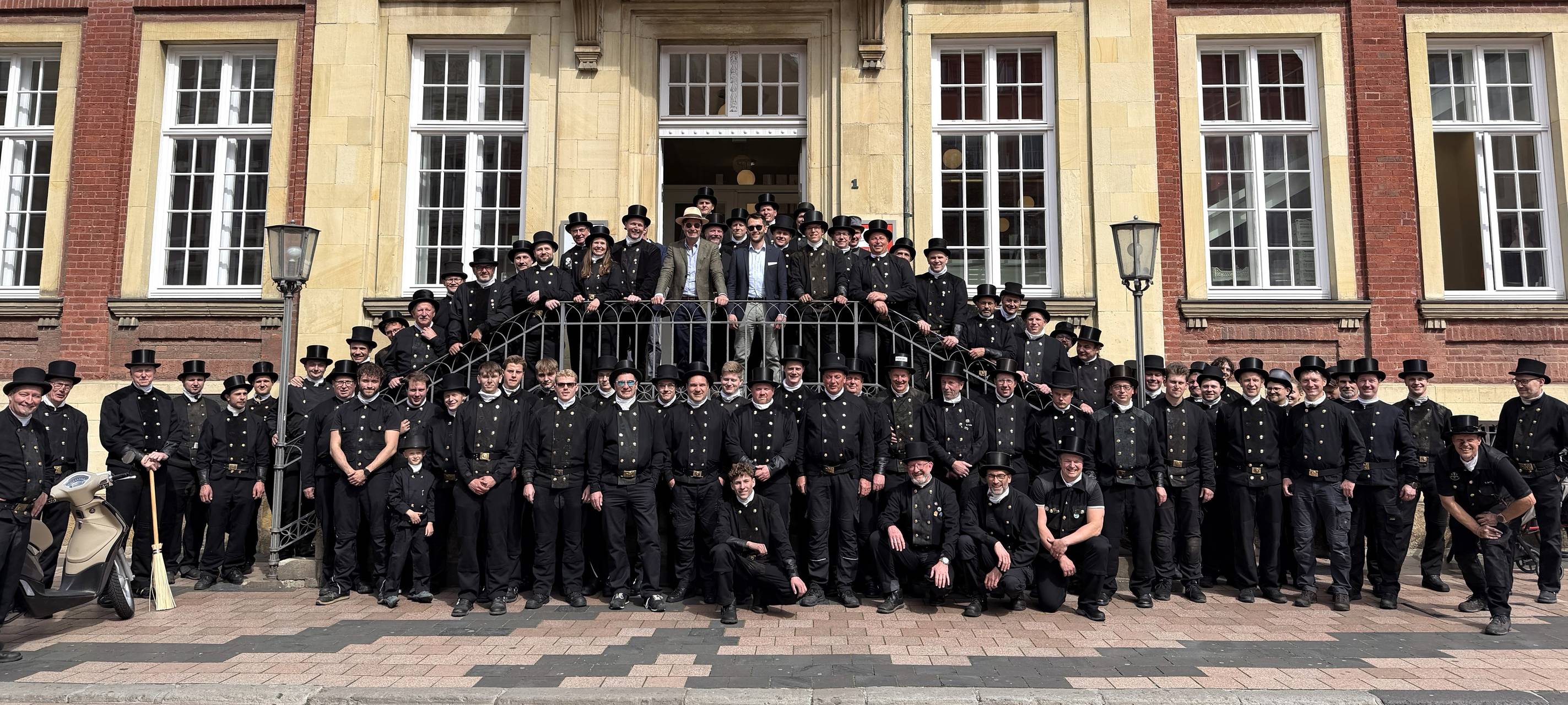 Regierungspräsident Andreas Bothe startet mit rund 80 Schornsteinfeger:innen in den traditionellen Mai-Glücksgang durch Münsters Innenstadt.