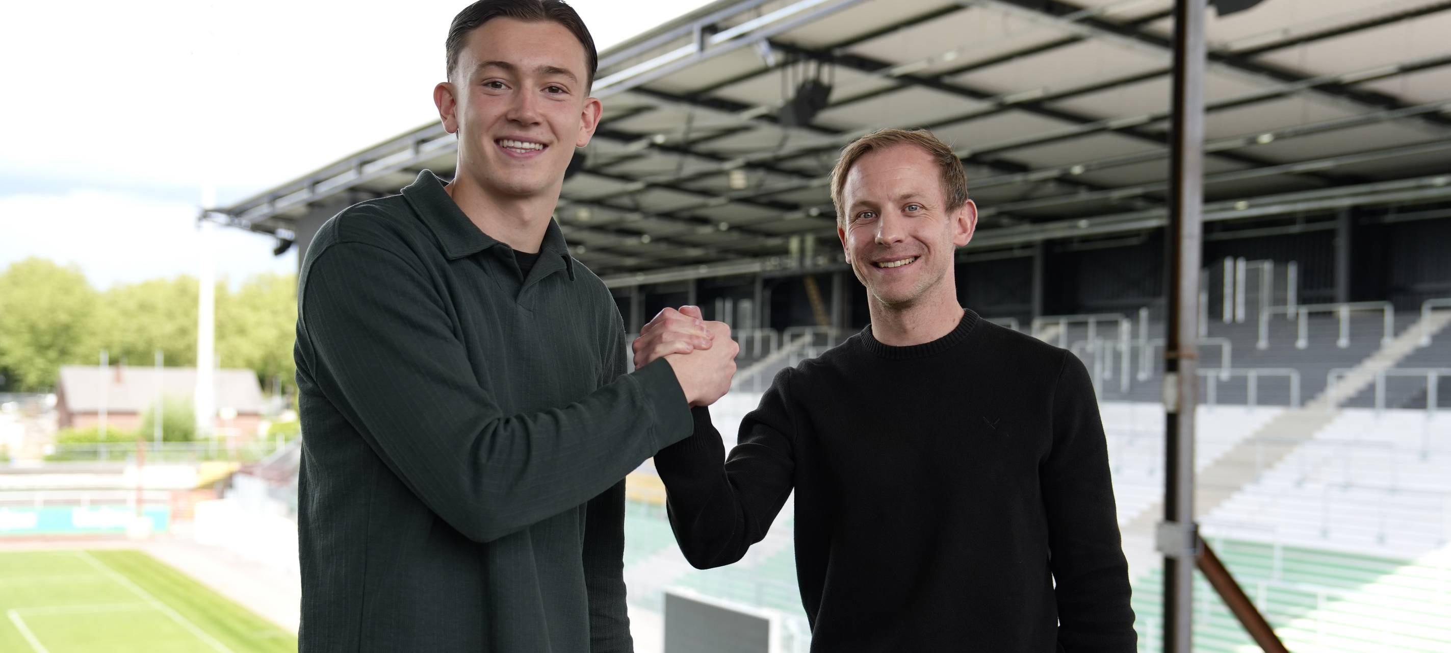 Torwart-Talent Paul Ervens (links) erhält Profivertrag.