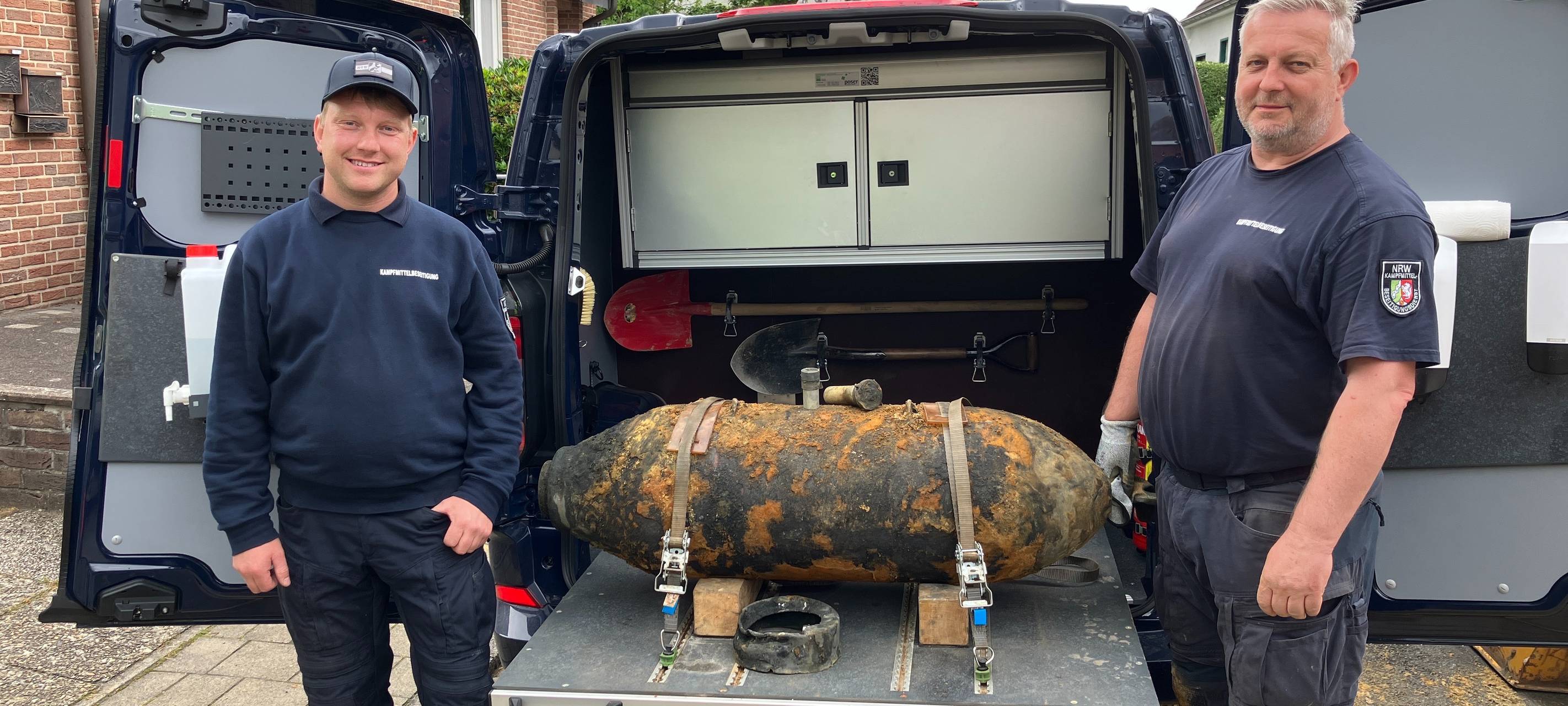 Peter Asmussen (r.) und Patrick Engelbert vom Kampfmittelbeseitigungsdienst Westfalen-Lippe entschärften am Mittwoch, 10. Juni, in Münster eine 250 Kilogramm schwere amerikanische Bombe aus dem Zweiten Weltkrieg.