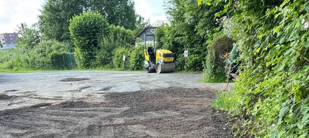 Endlich hat sich etwas getan, für die Menschen des Kleingartenvereins Damaschke. Die Schlaglöcher auf dem Parkplatz wurden - nach langer Zeit - von der Stadt Münster beseitigt.