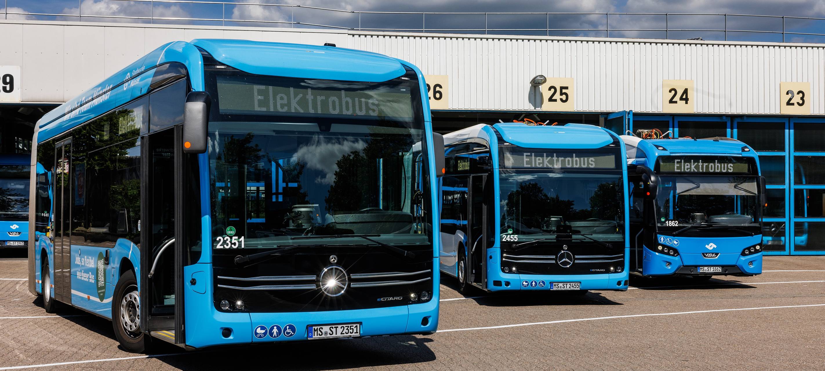 Elektrobusse auf dem Betriebsgelände