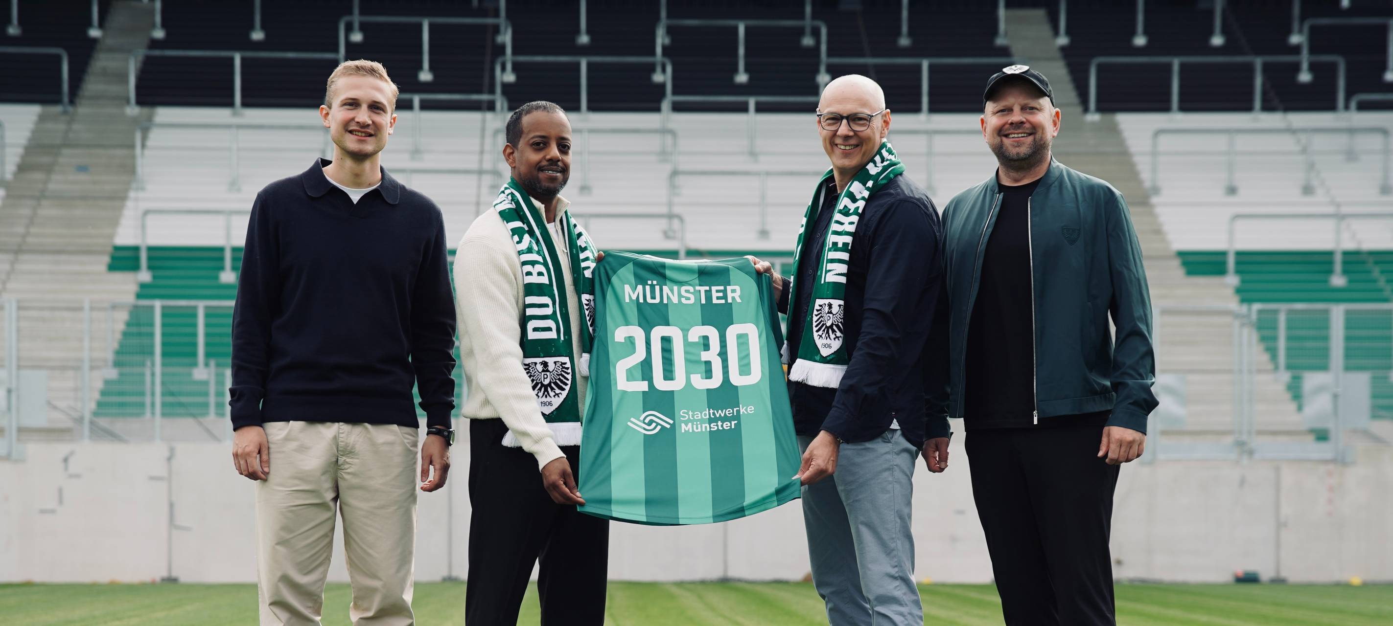 Freuen sich über die weitere Zusammenarbeit: Jan Gerbe (Sportfive). Nahom Estifanos (Stadtwerke Unternehmenskommunikation + Marke), Frank Gäfgen (Stadtwerke-Geschäftsführer) und Philipp Deipenbrock (Geschäftsführer Vertrieb & Marketing SCP).