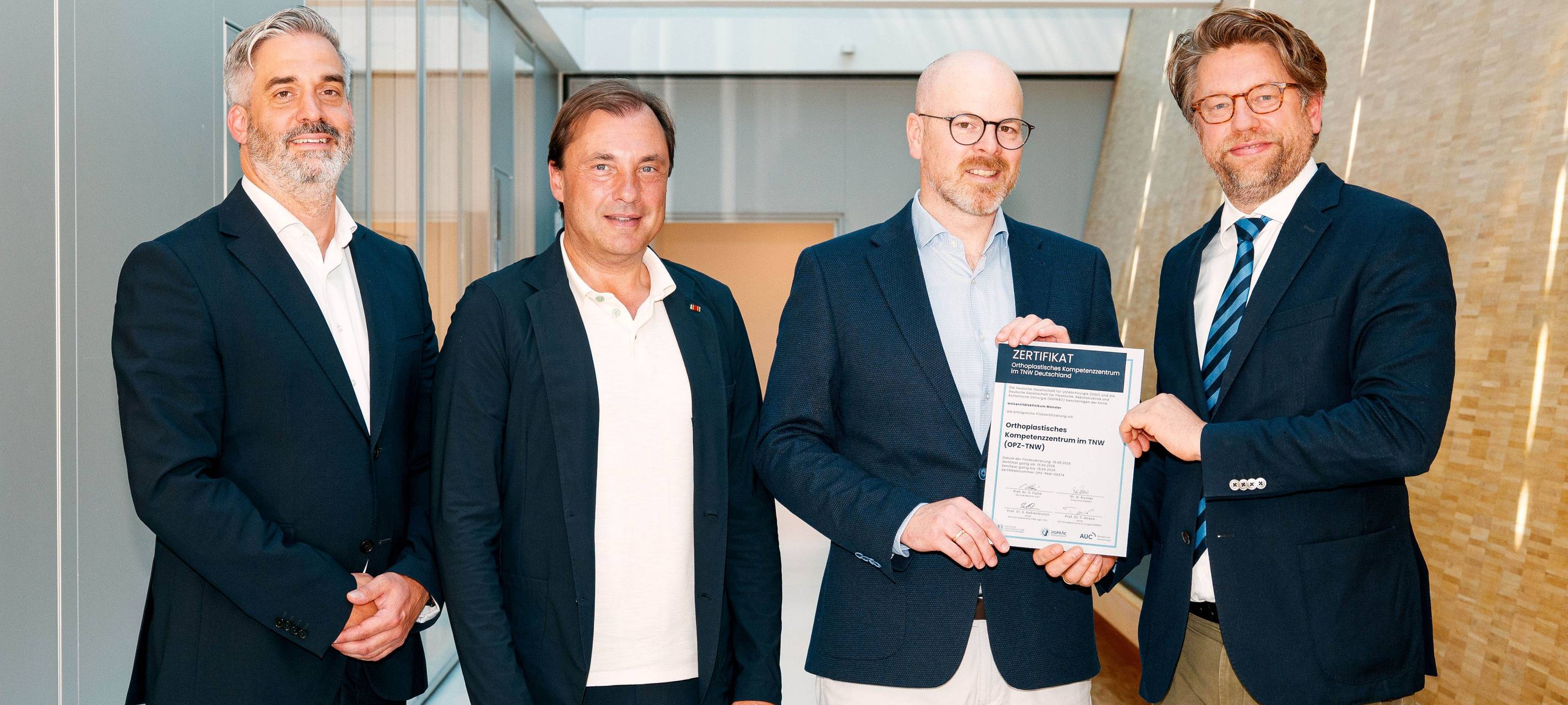 Das UKM gehört dazu: (v.r.) Die beiden Direktoren der Klinik für Plastische Chirurgie und der Klinik für Unfall-, Hand- und Wiederherstellungschirurgie, Prof. Tobias Hirsch und Prof. Klemens Horst, halten das Zertifikat für eines der bundesweit ersten Orthoplastischen Kompetenzzentren in Händen. Prof. Alex W. Friedrich, Ärztlicher Direktor und Vorstandsvorsitzender (UKM) und Prof. Steffen Roßlenbroich, Sprecher der AG Orthoplastik (Marienhospital Osnabrück), gratulieren.