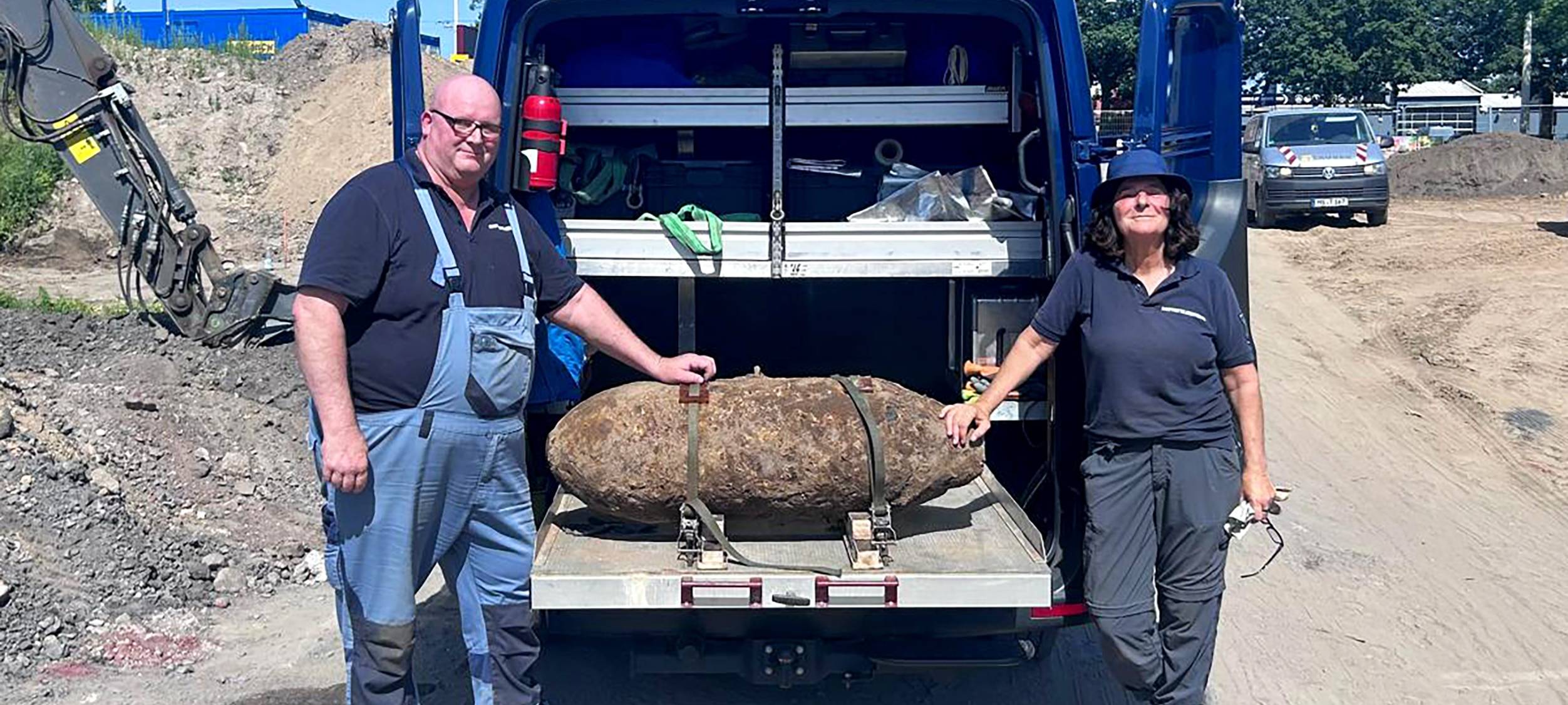 Barbara Bremmer und Ralf Kuhlpeter vom Kampfmittelbeseitigungsdienst der Bezirksregierung Arnsberg entschärften die 250 Kilogramm schwere amerikanische Bombe aus dem Zweiten Weltkrieg.