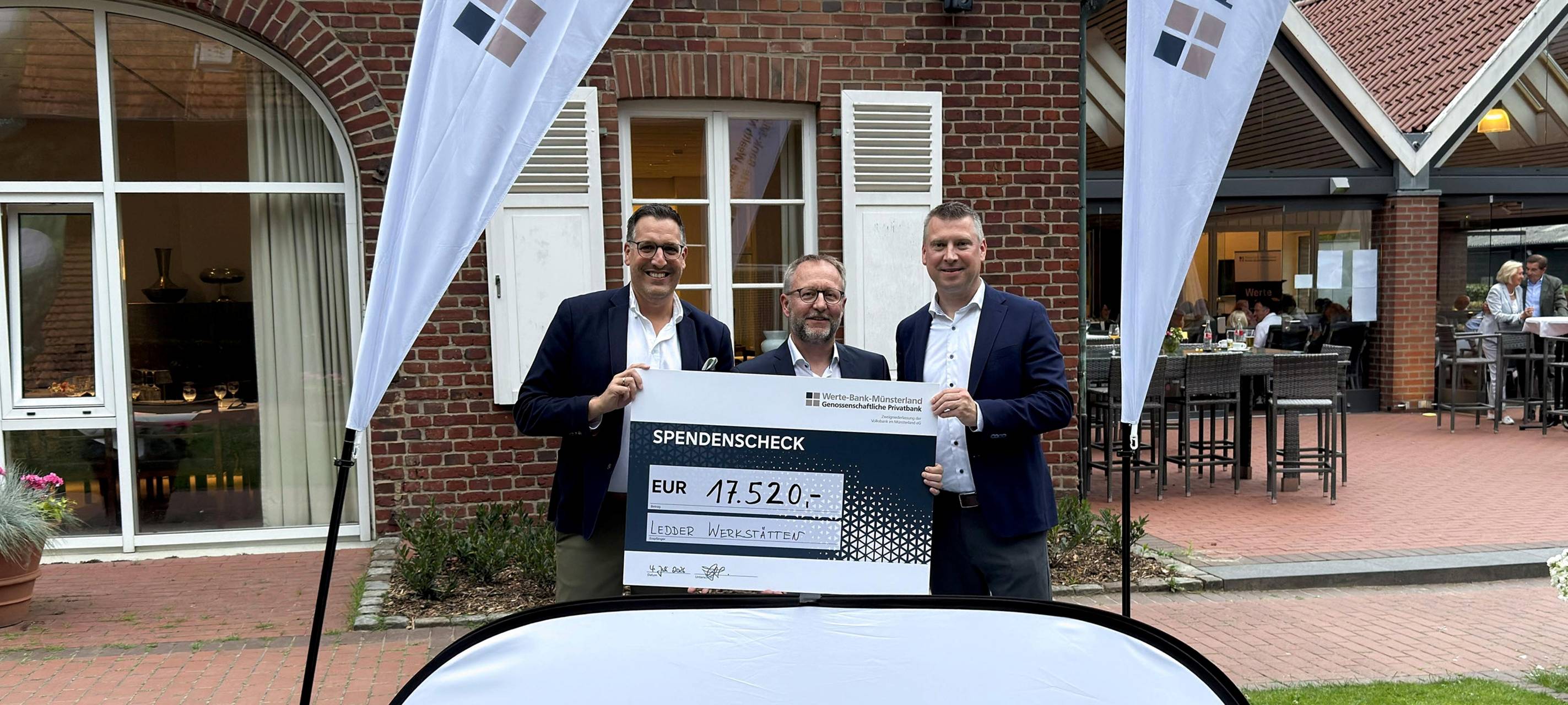 Spendenübergabe an Andreas Laumann-Rojer (Mitte), Geschäftsfeldleiter der Ledder Werkstätten, durch Christian Schulz (links) und Christian Stengl (rechts) von der Werte-Bank-Münsterland.