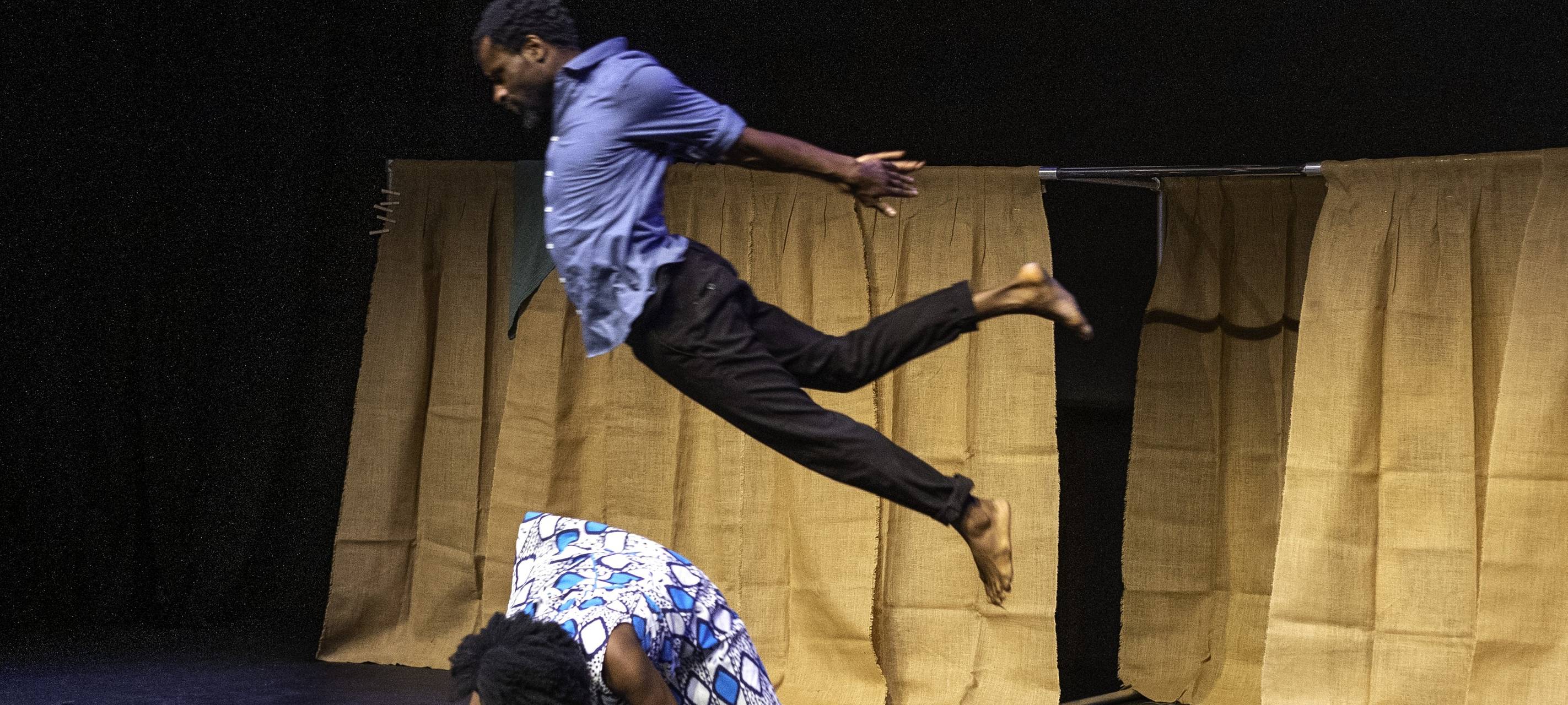 Begegnung zwischen Kulturen und Religionen stellt die Themenmeile „Dialog & Vielfalt“ in zahlreichen Facetten in den Mittelpunkt – zum Beispiel mit der Produktion „Be-Longing“ des Cactus Junges Theater mit Gifty Wiafe und Emmanuel Edoror.