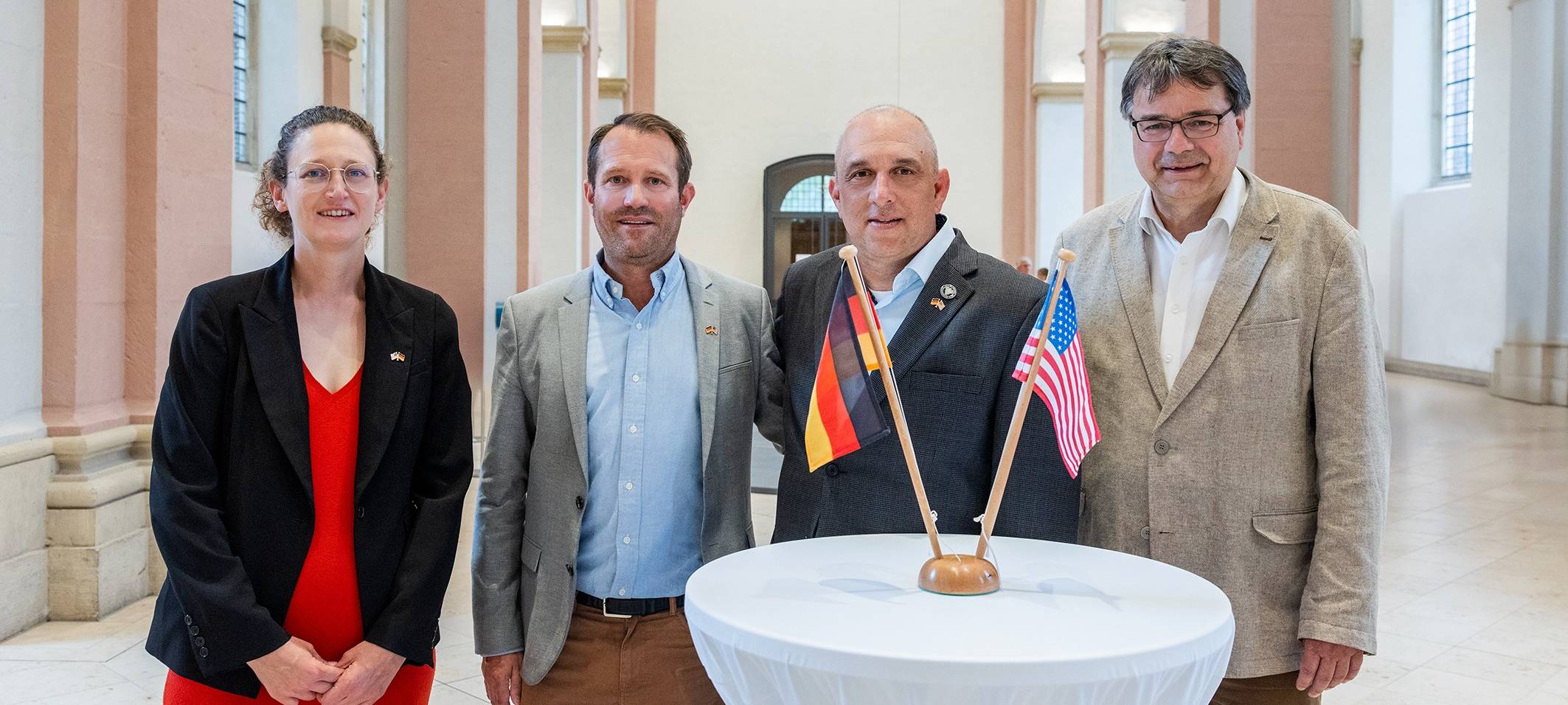 Feierten das 40-jährige Bestehen der Städtepartnerschaft zwischen Münster und Fresno gemeinsam in der Dominikanerkirche (v. l.): Alexandra Shema (Konsulin im US-Generalkonsulat in Düsseldorf), Philipp Hagemann (Vorsitzender des Partnerschaftsvereins Münster-Fresno), Nick Yovino (stellvertretender Vorsitzender des „Sister Cities Committee Fresno-Münster“) und Bürgermeister Klaus Rosenau.